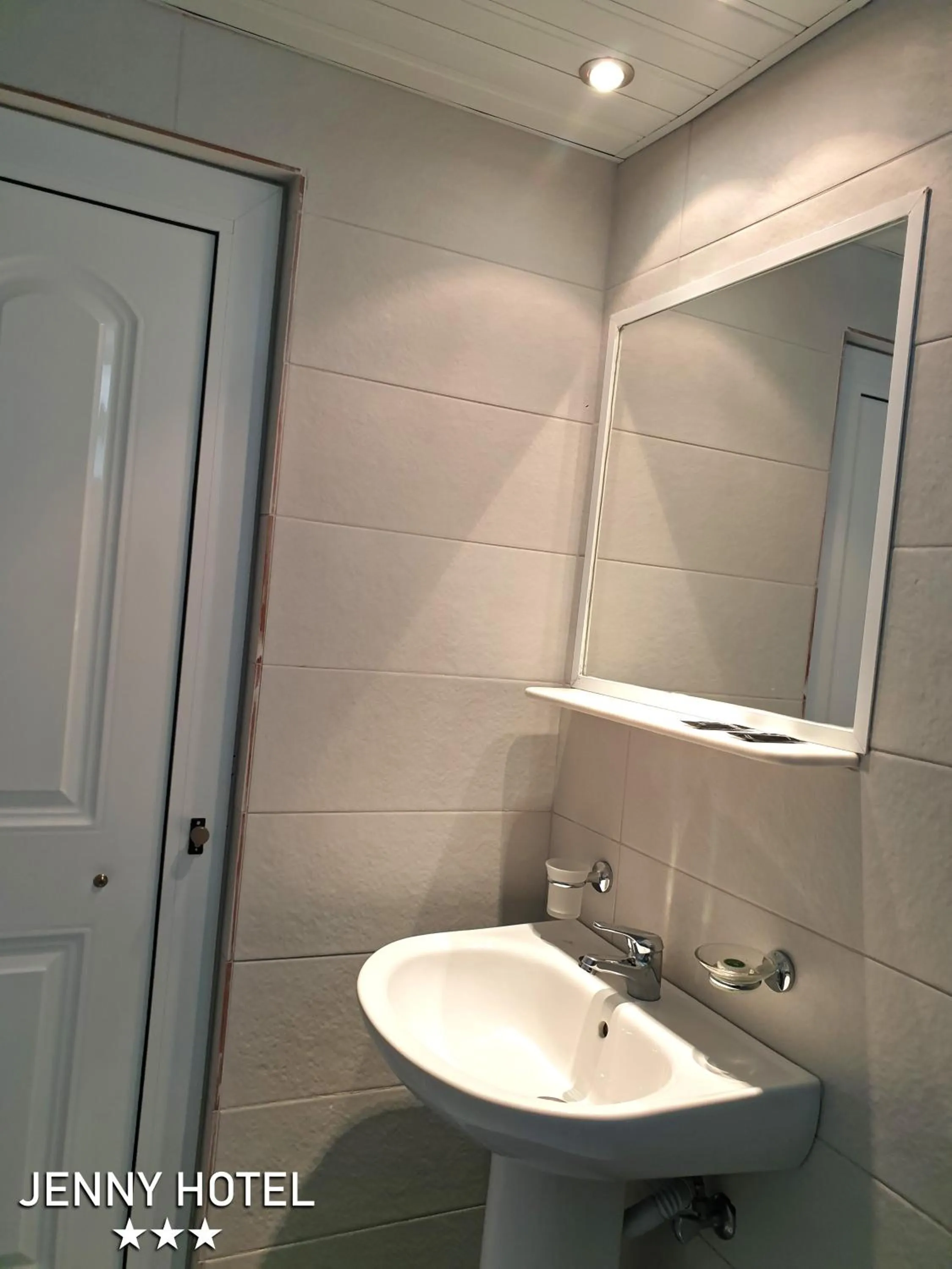 Toilet in Jenny Hotel