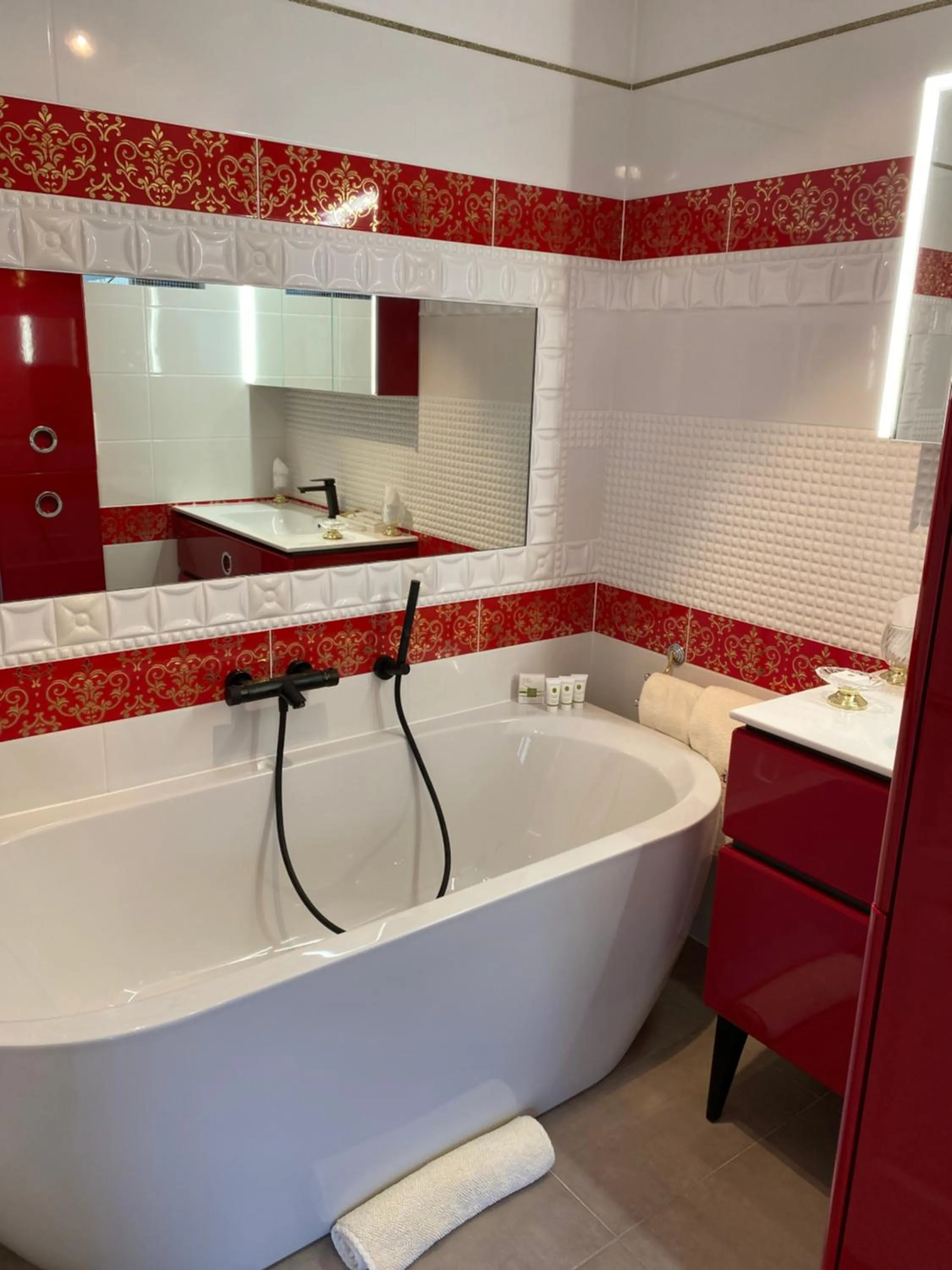 Bath in Hôtel Le Cep & Spa