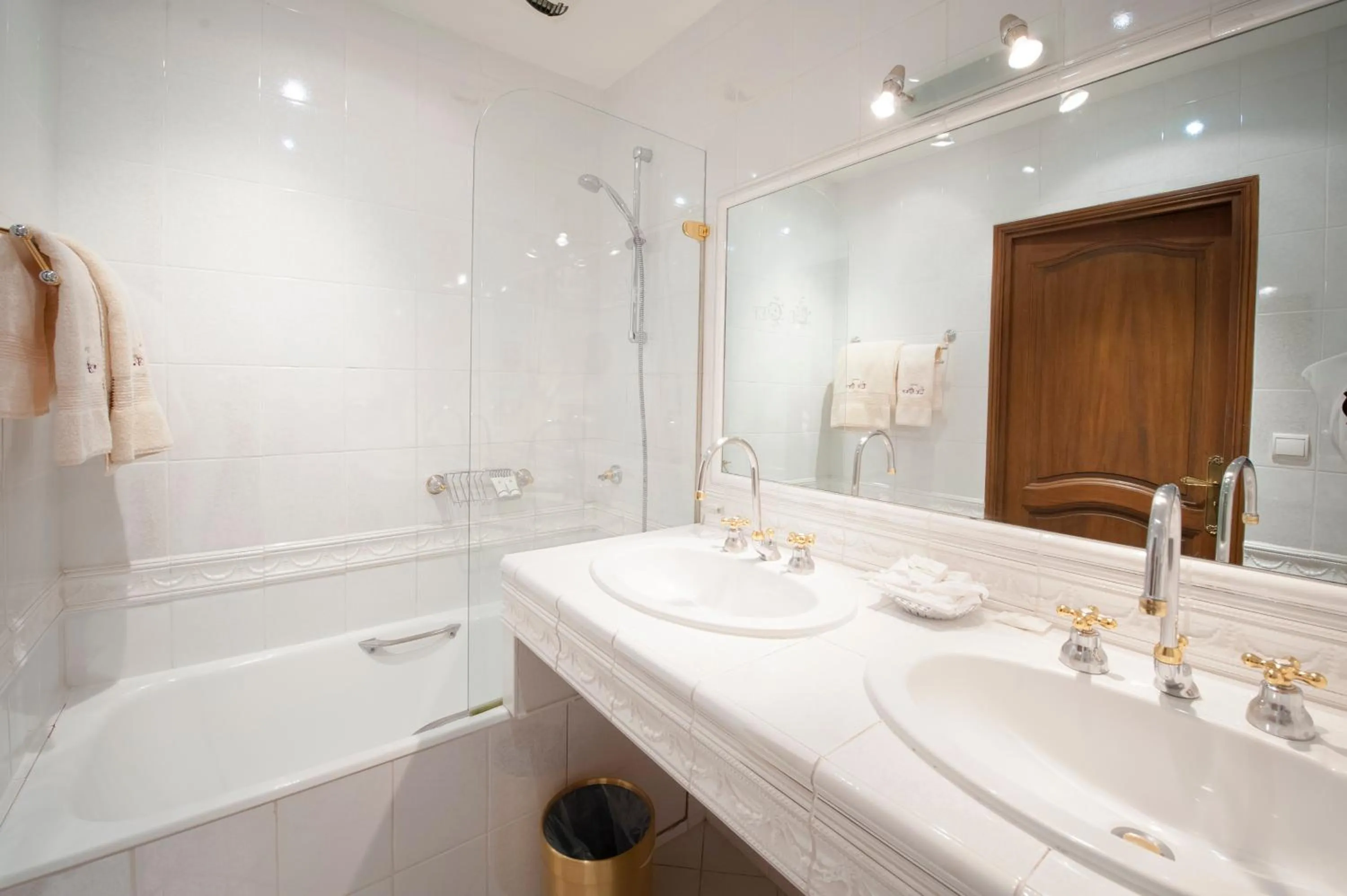 Bathroom in Hôtel Le Cep & Spa