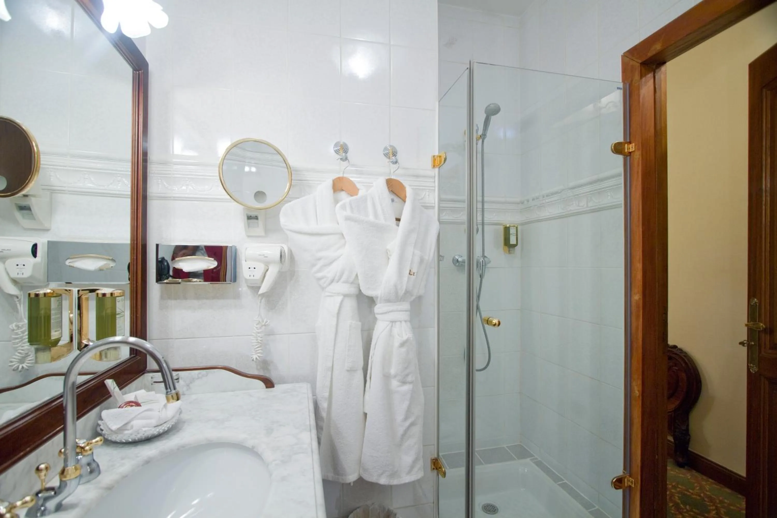 Bathroom in Hôtel Le Cep & Spa