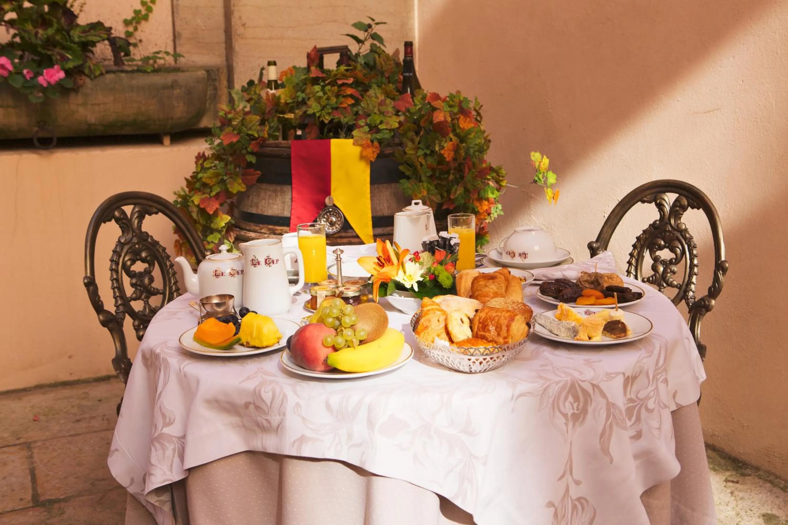 Buffet breakfast in Hôtel Le Cep & Spa