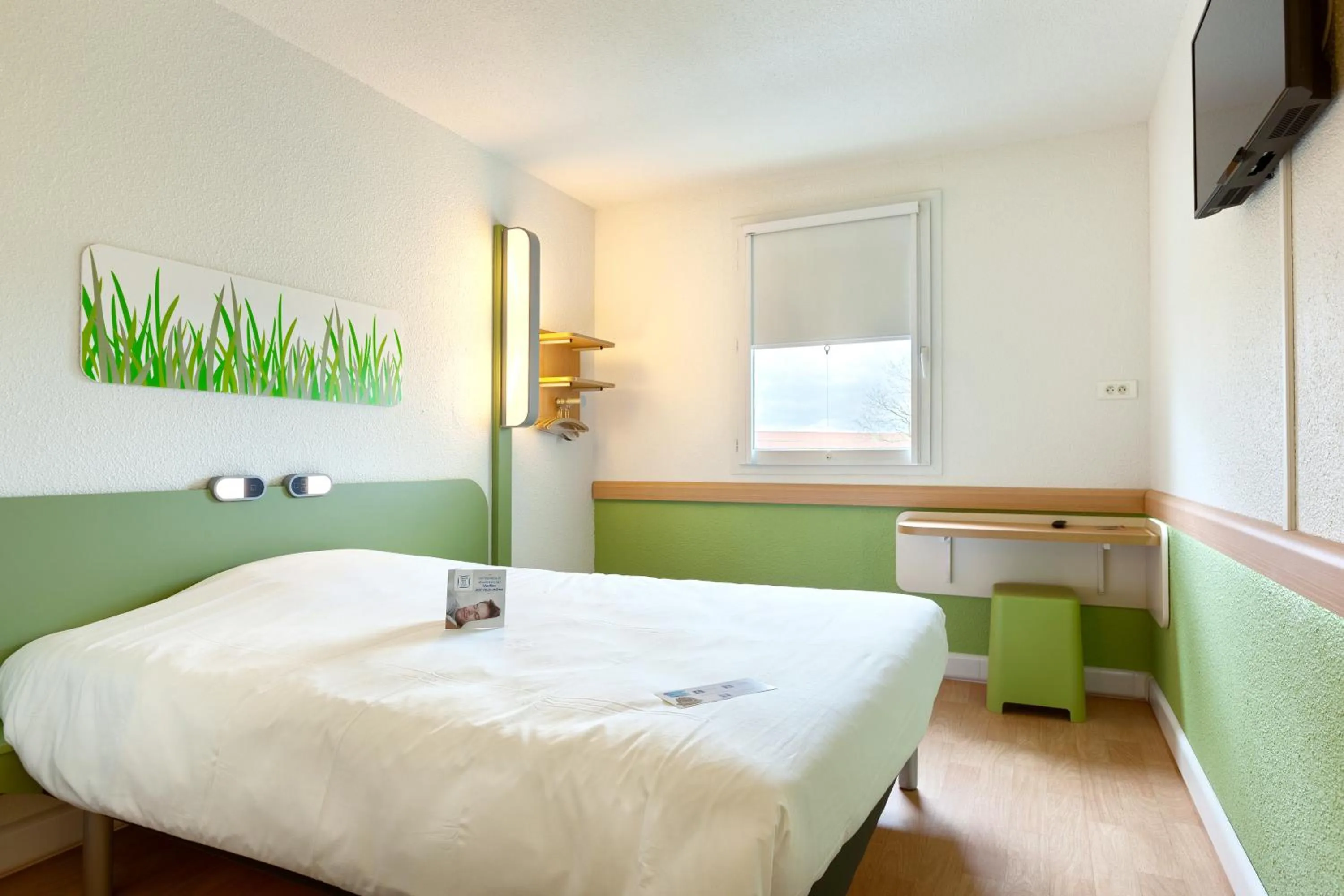 Bedroom, Bed in ibis budget La Roche Sur Yon Vendespace