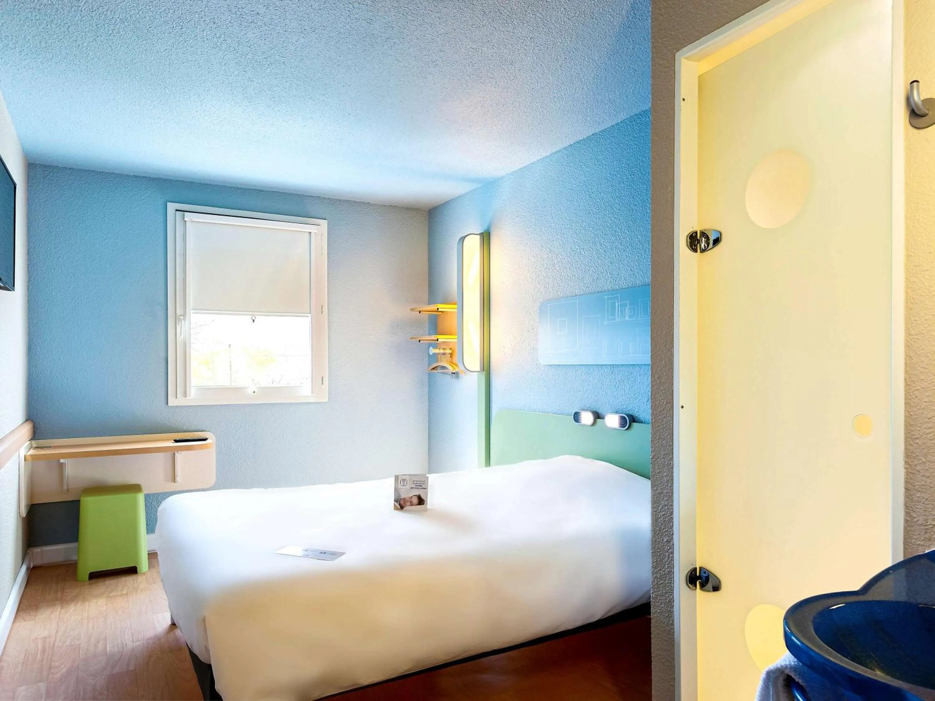 Photo of the whole room, Bed in ibis budget La Roche Sur Yon Vendespace