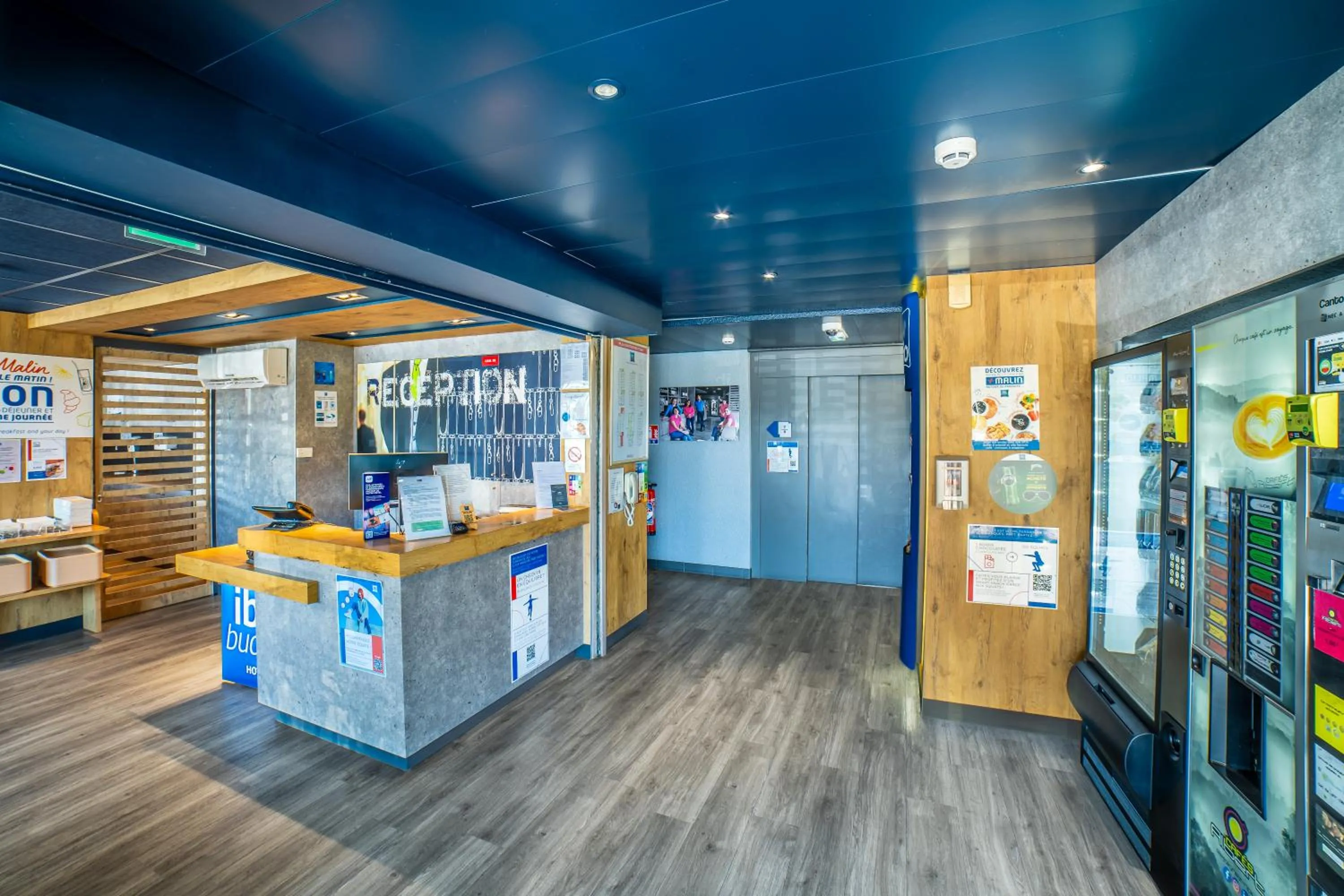 Lobby or reception in ibis budget La Roche Sur Yon Vendespace