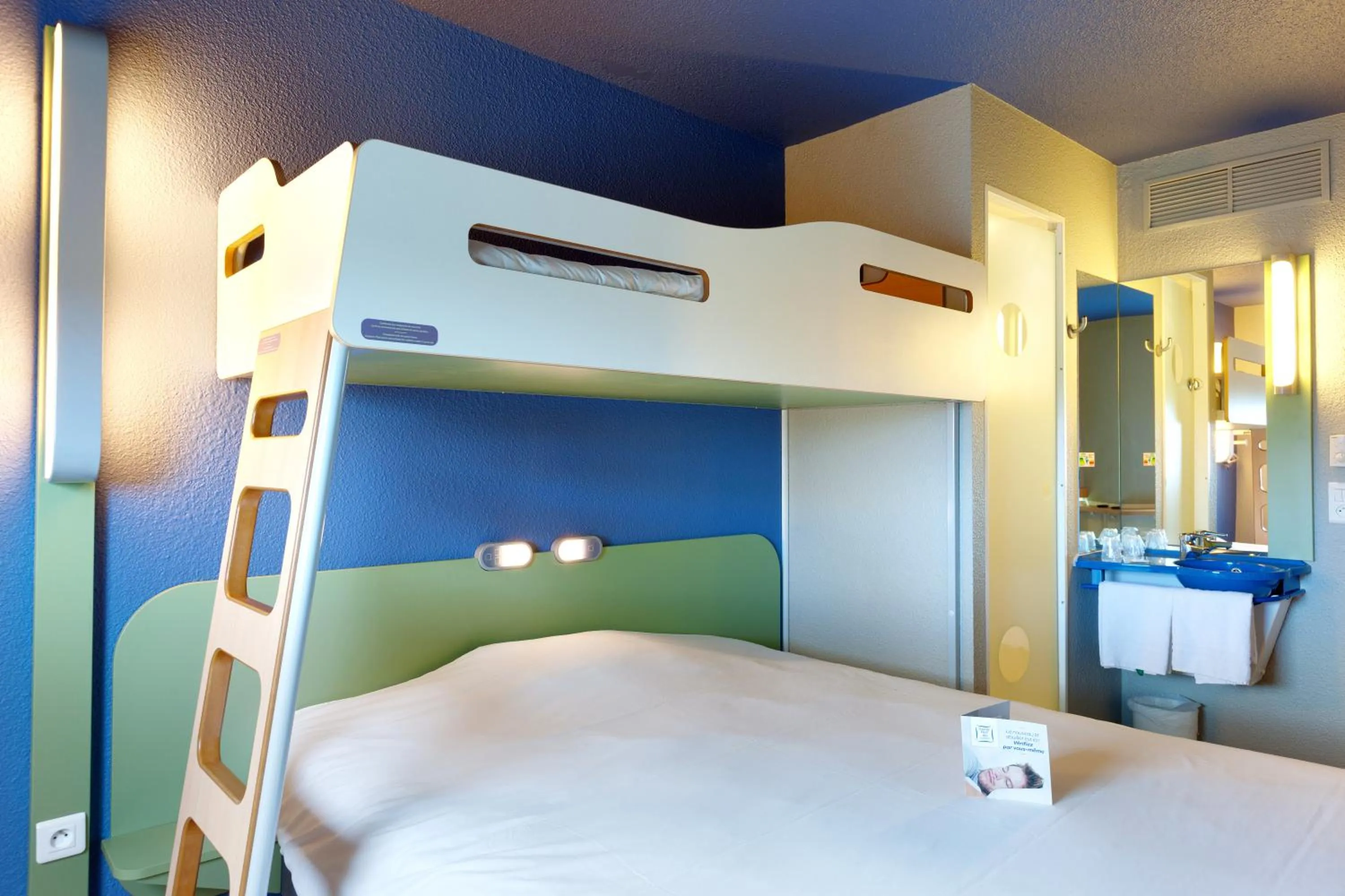 Bedroom, Bed in ibis budget La Roche Sur Yon Vendespace