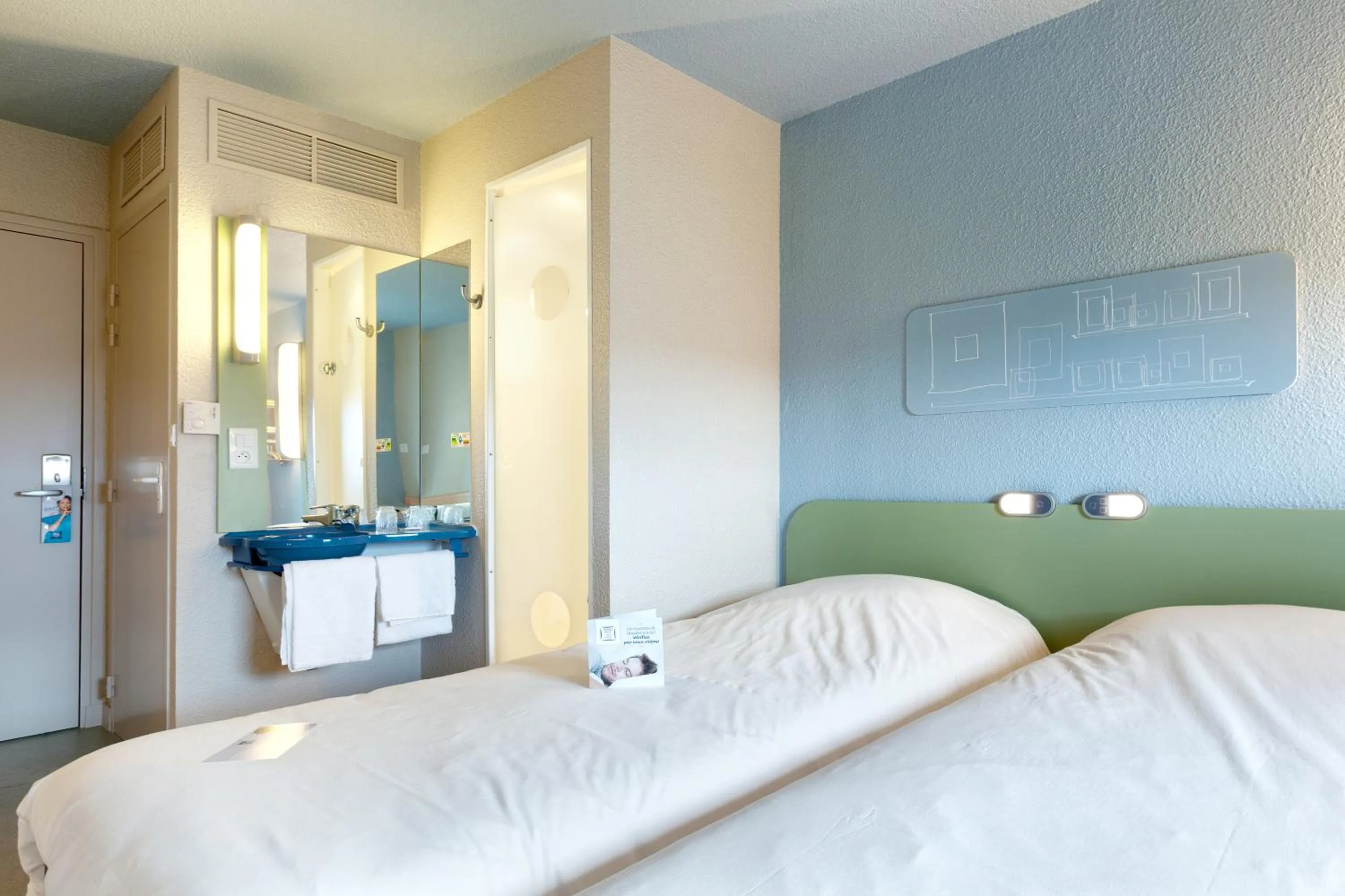 Bedroom, Bed in ibis budget La Roche Sur Yon Vendespace