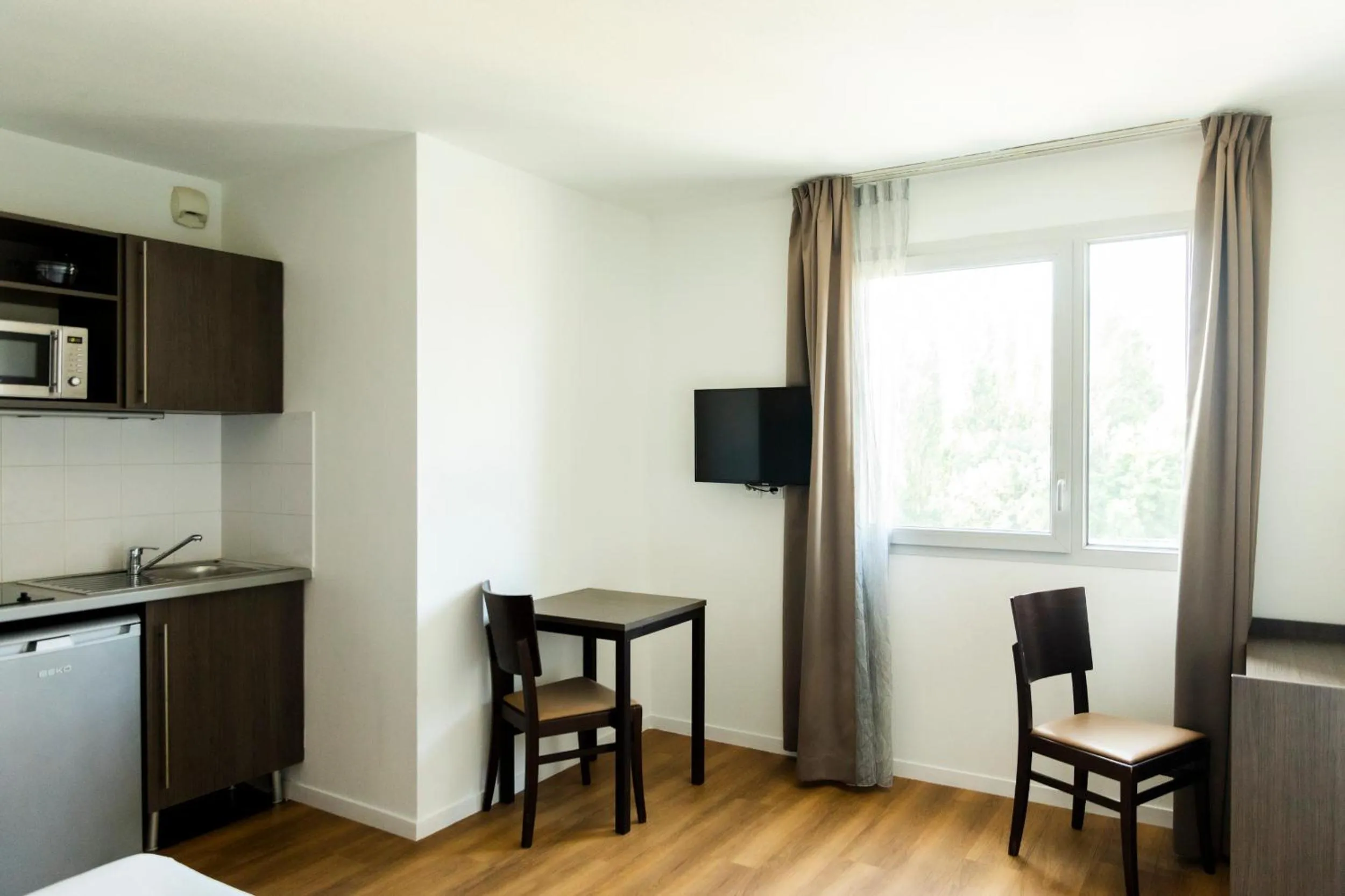 TV and multimedia in Appart'hotel Vacancéole Paris Quai de Marne