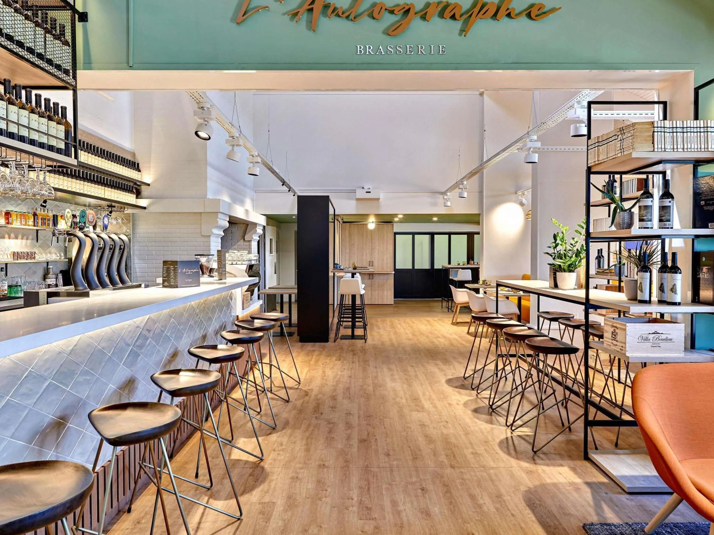 Lounge or bar in ibis La Roche Sur Yon Vendespace