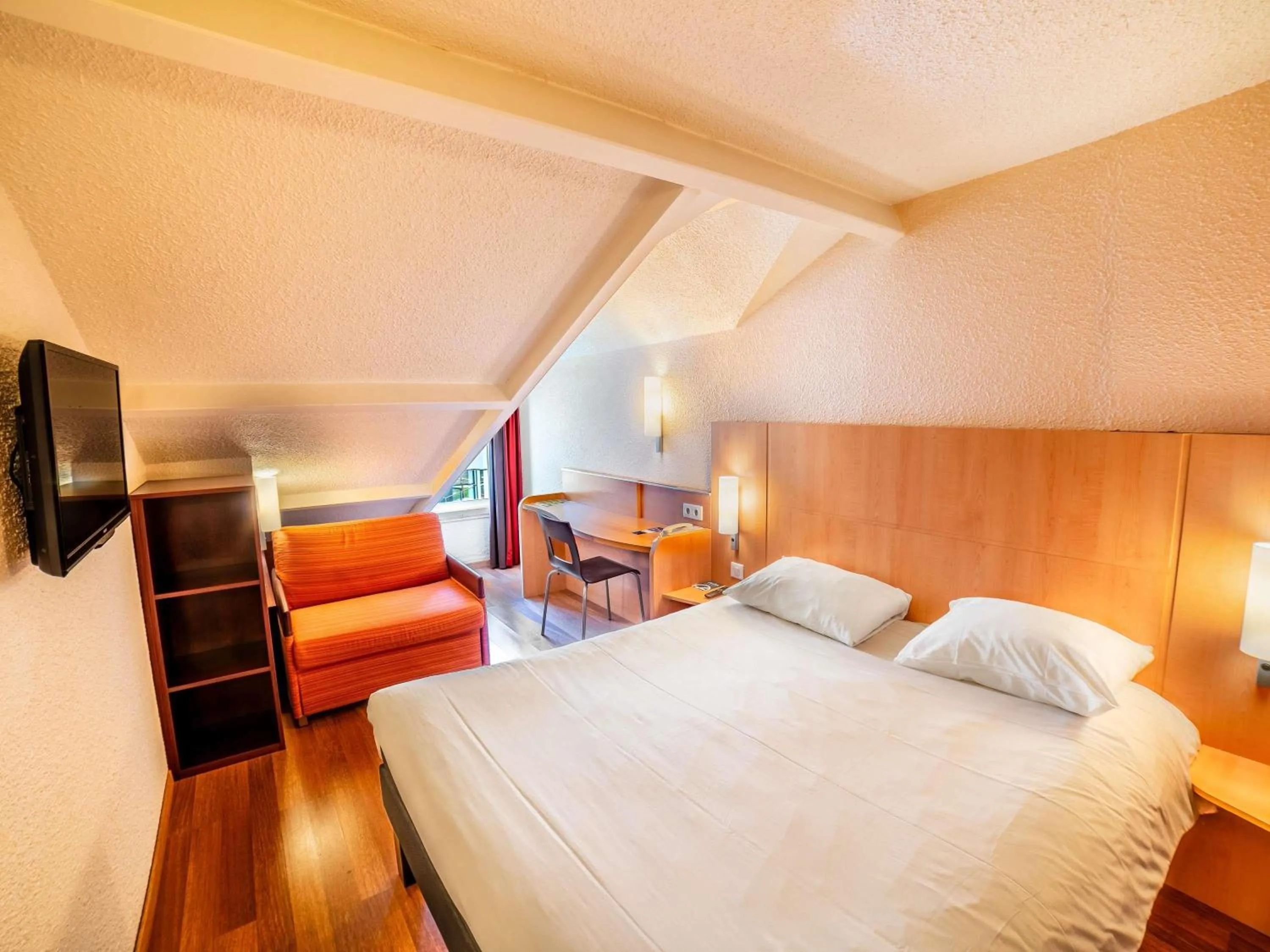 Bedroom, Bed in ibis La Roche Sur Yon Vendespace