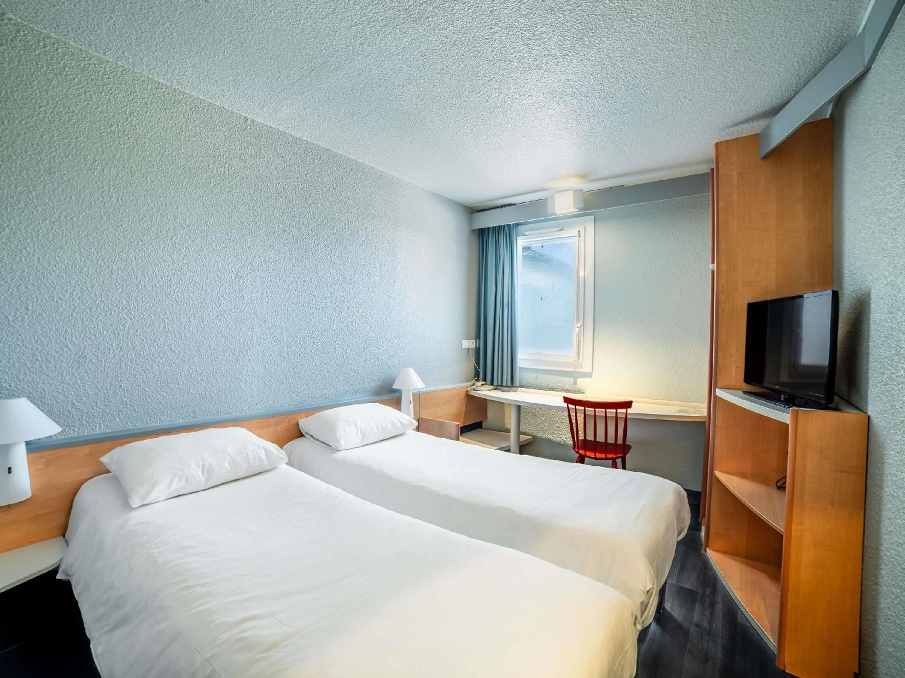 Property building, Bed in ibis La Roche Sur Yon Vendespace