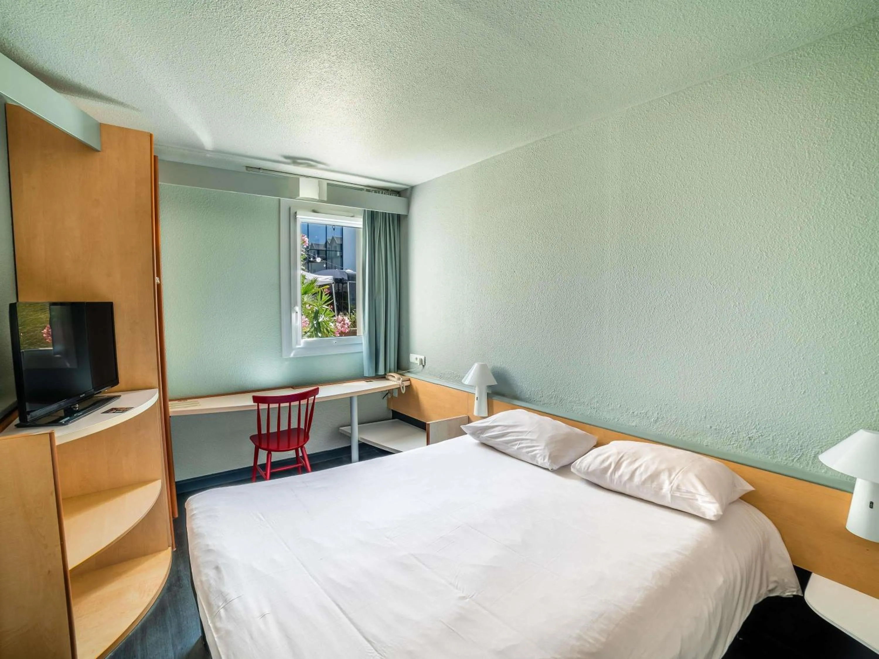 Bedroom, Bed in ibis La Roche Sur Yon Vendespace