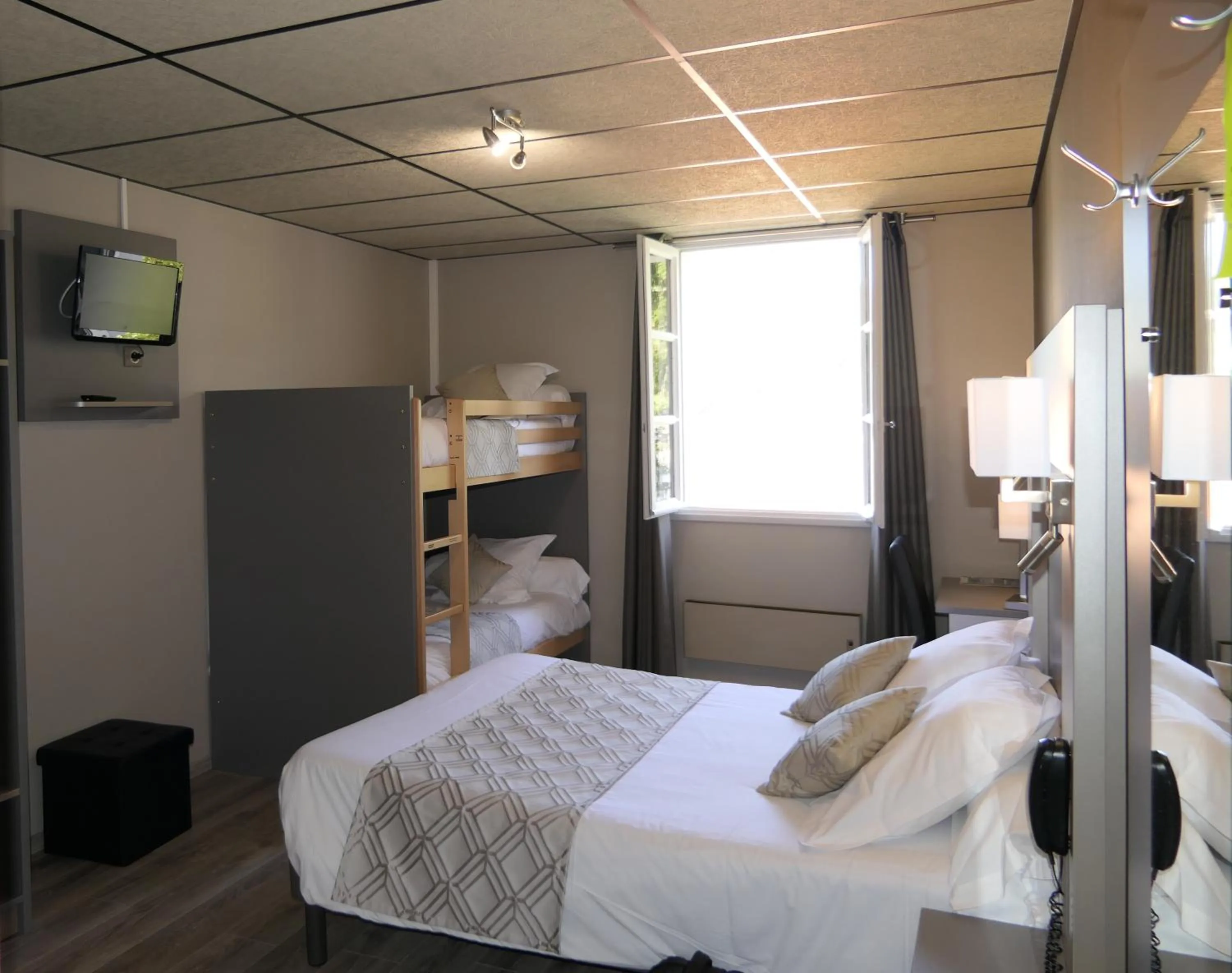 Photo of the whole room, Bed in Logis Hotel Restaurant Family & Spa