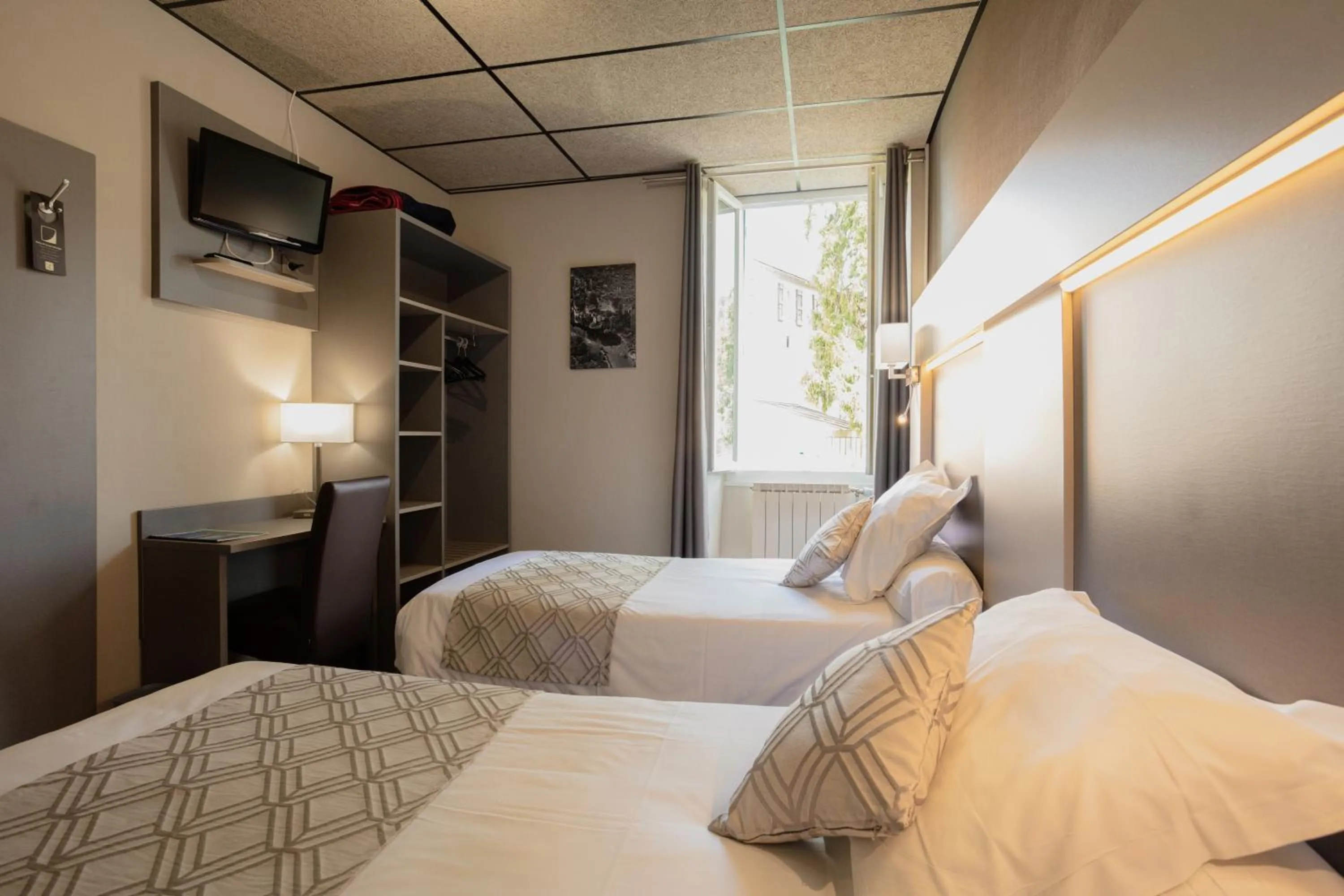 Bed in Logis Hotel Restaurant Family & Spa