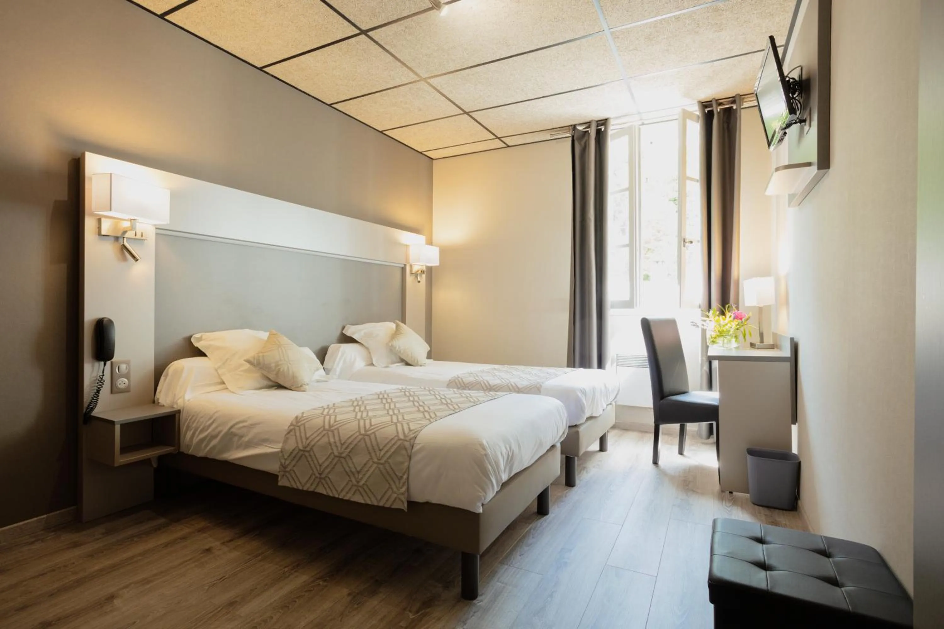 Bed in Logis Hotel Restaurant Family & Spa