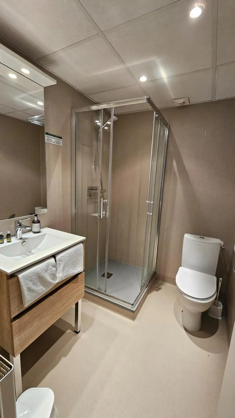 Shower in Logis Hotel Restaurant Family & Spa