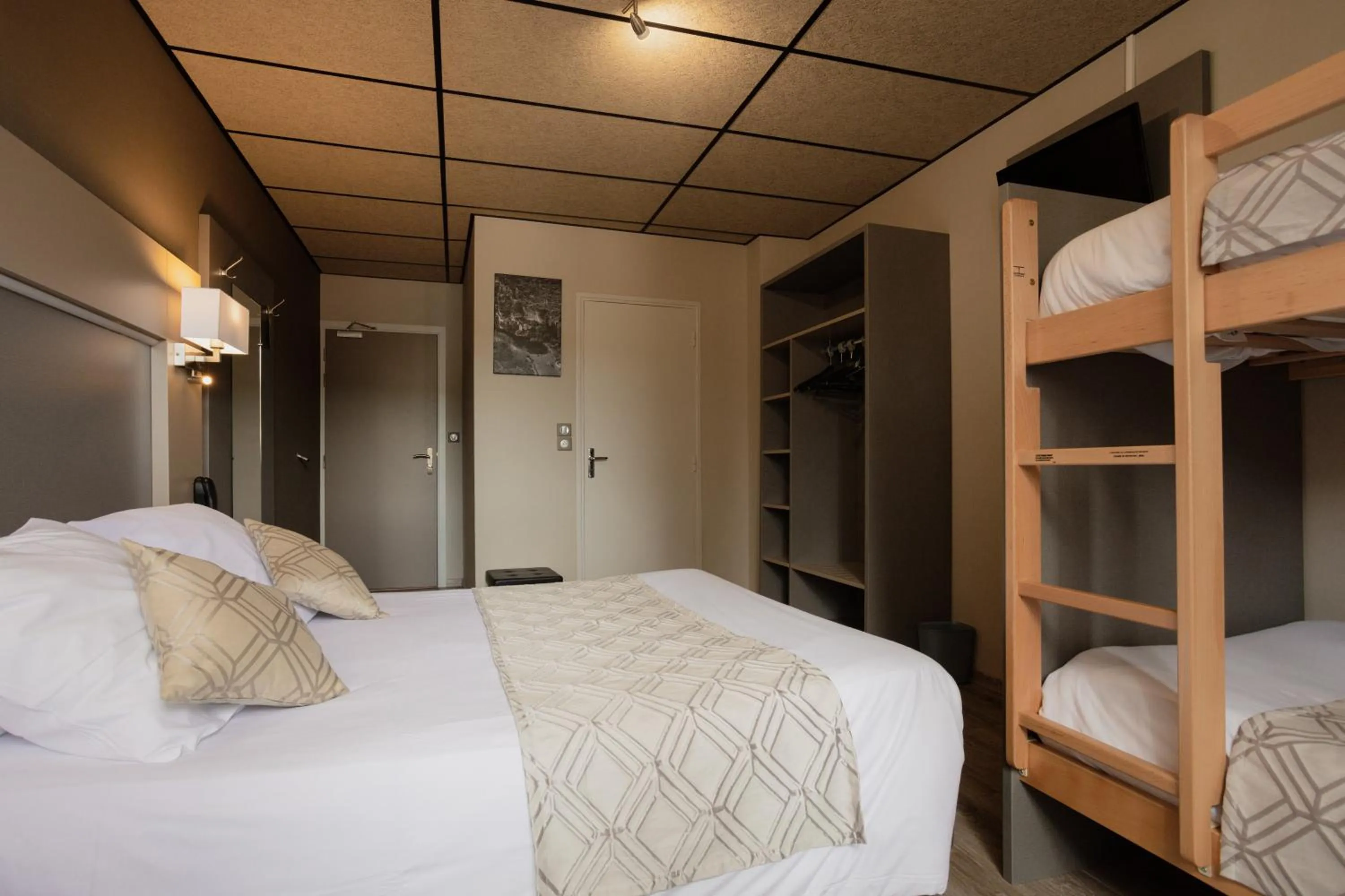 Photo of the whole room, Bed in Logis Hotel Restaurant Family & Spa