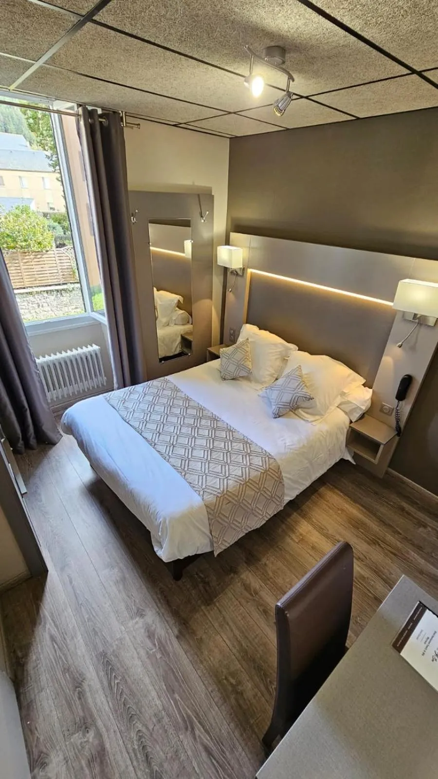 Bed in Logis Hotel Restaurant Family & Spa