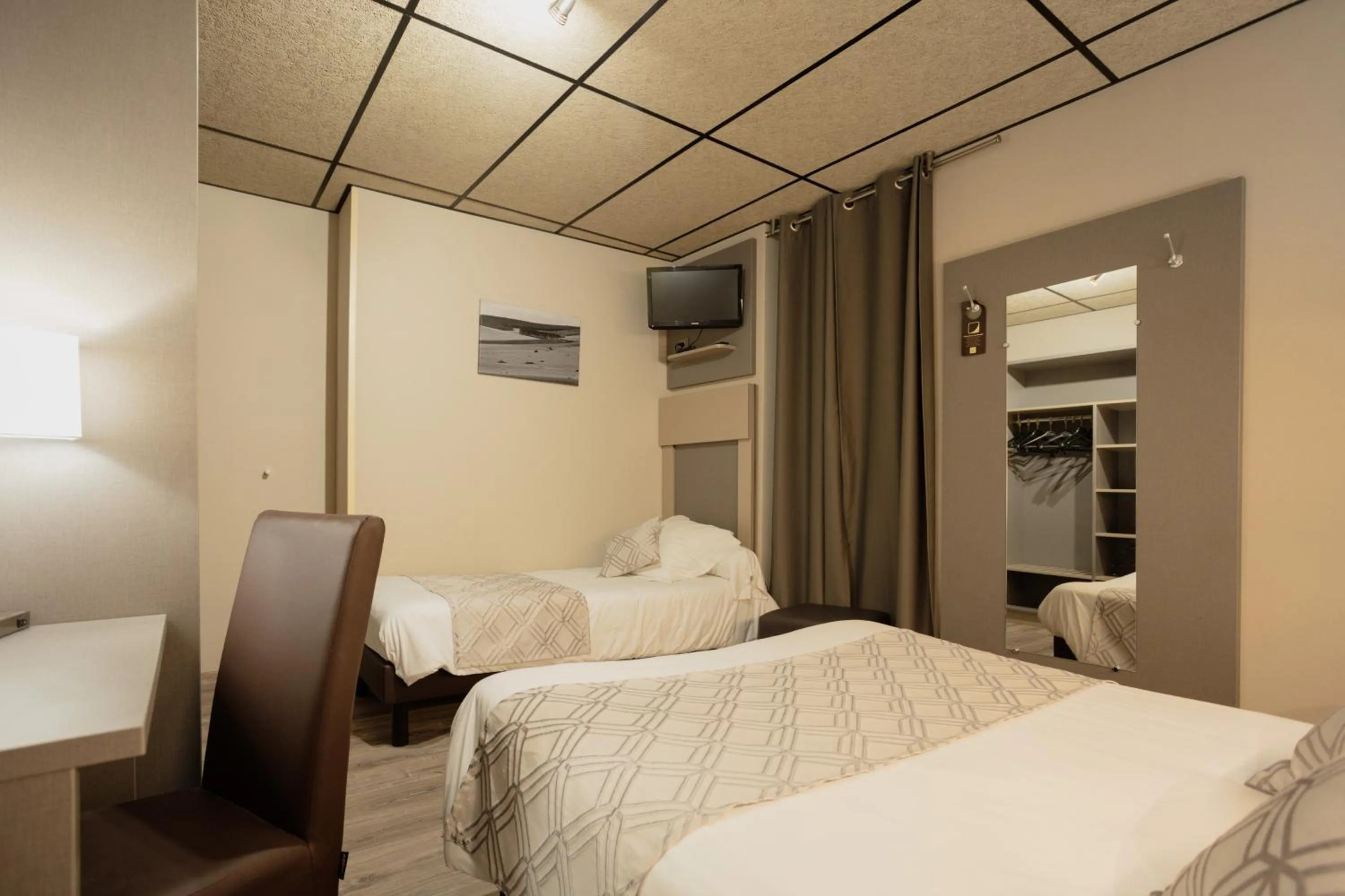 Bed in Logis Hotel Restaurant Family & Spa