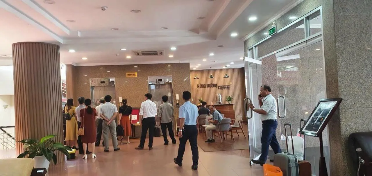 group of guests in Khách Sạn Hùng Vương Quảng Ngãi