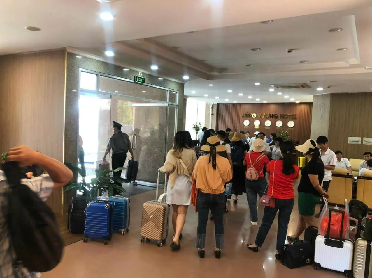 group of guests in Khách Sạn Hùng Vương Quảng Ngãi
