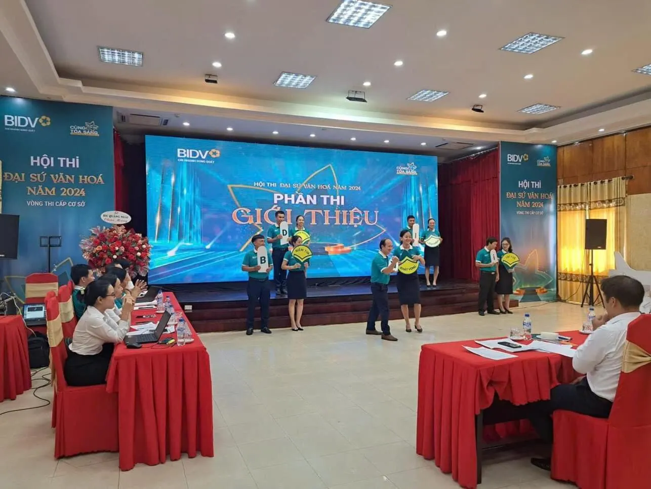 group of guests in Khách Sạn Hùng Vương Quảng Ngãi