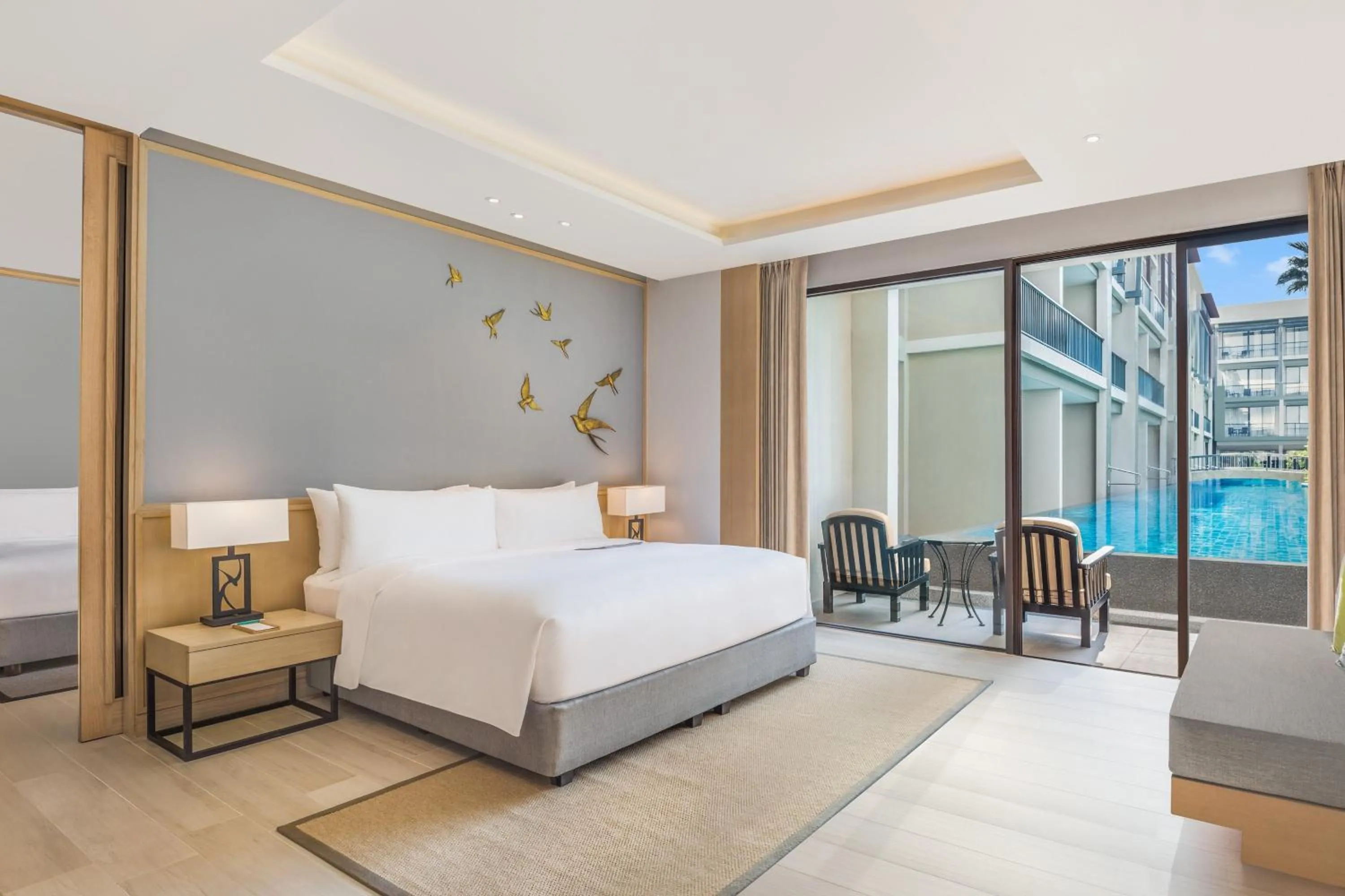 Swimming pool, Bed in Le Meridien Khao Lak Resort & Spa