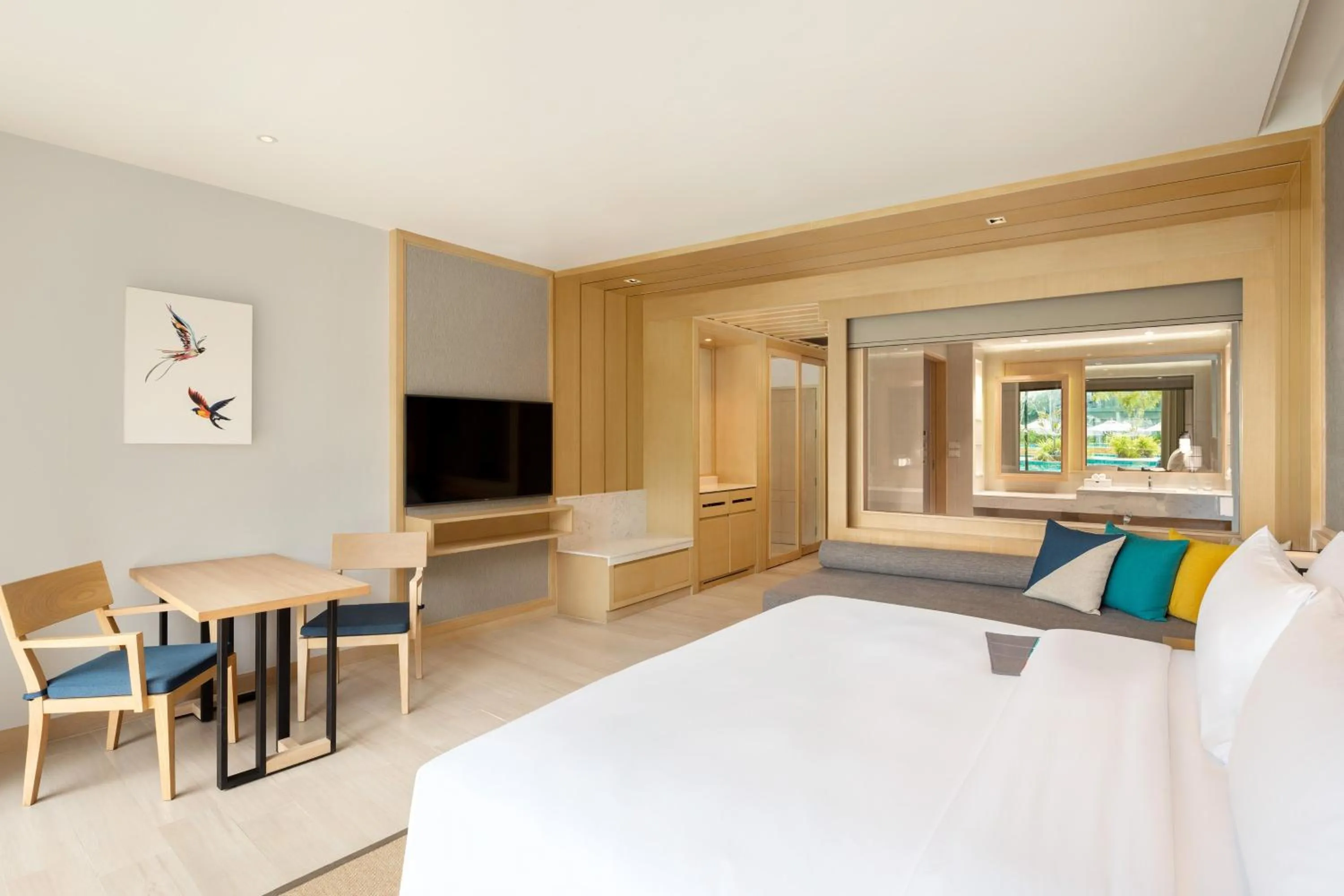 Swimming pool, Bed in Le Meridien Khao Lak Resort & Spa