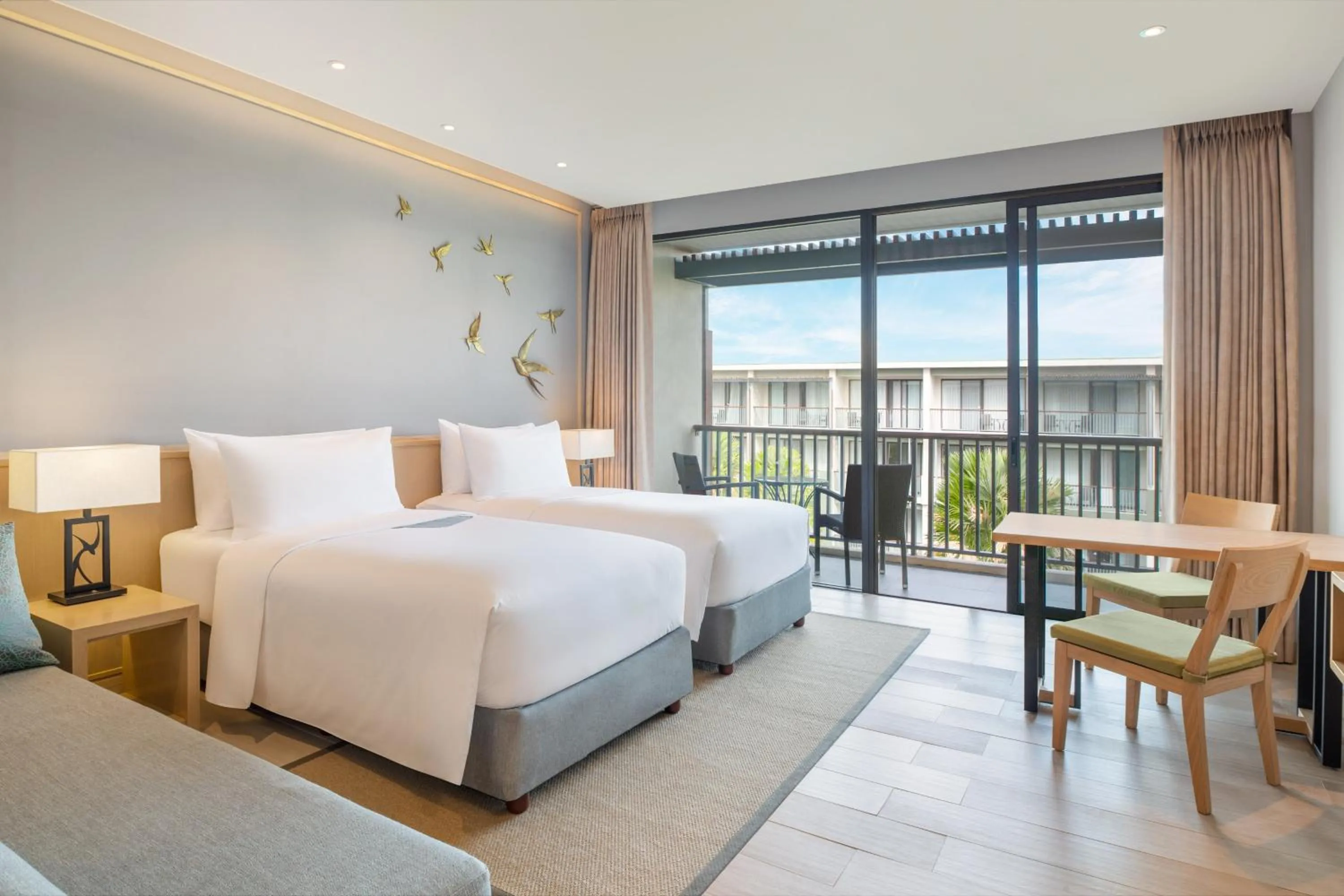 Swimming pool, Bed in Le Meridien Khao Lak Resort & Spa