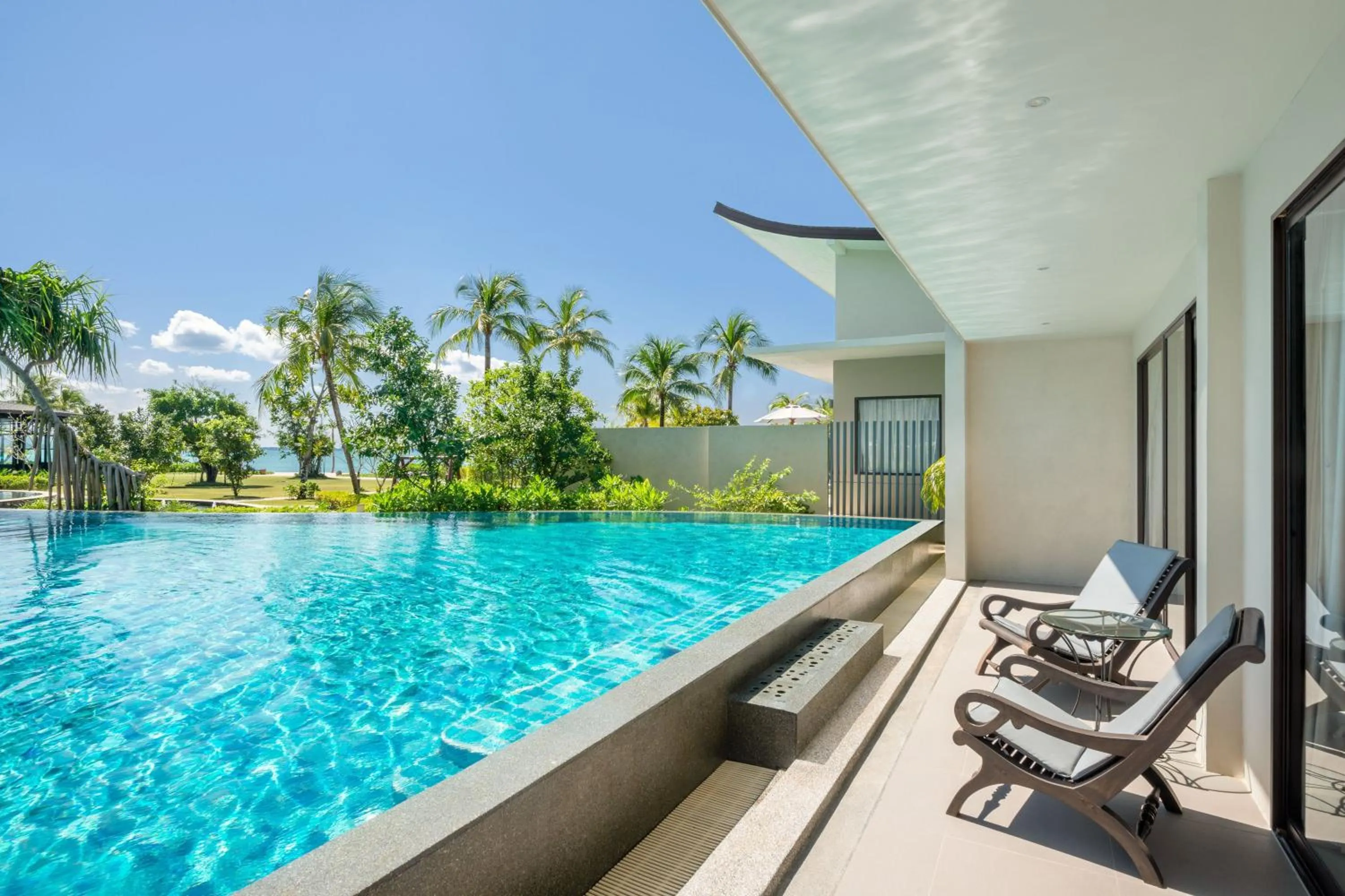 Swimming pool in Le Meridien Khao Lak Resort & Spa