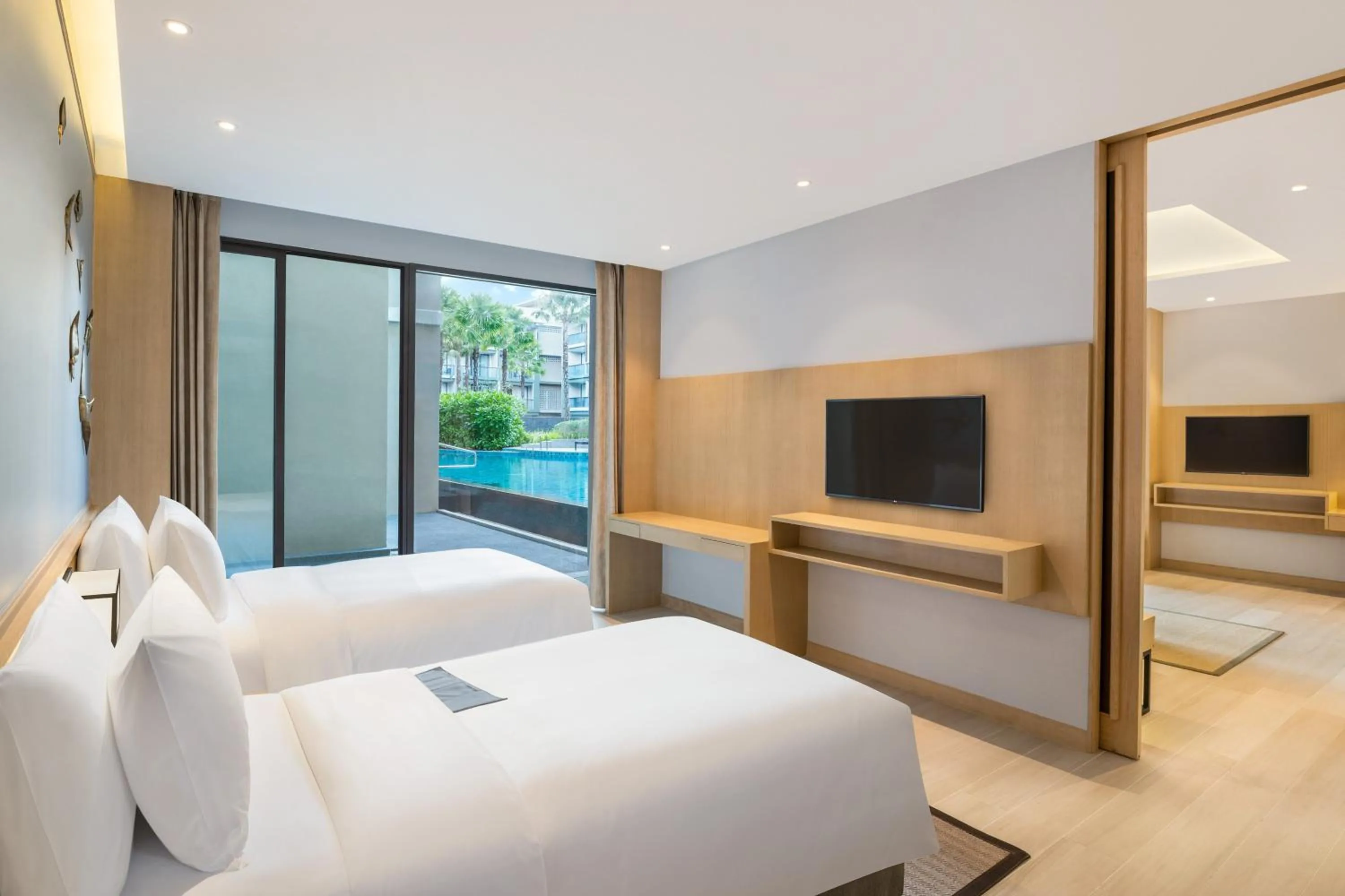 Swimming pool, Bed in Le Meridien Khao Lak Resort & Spa