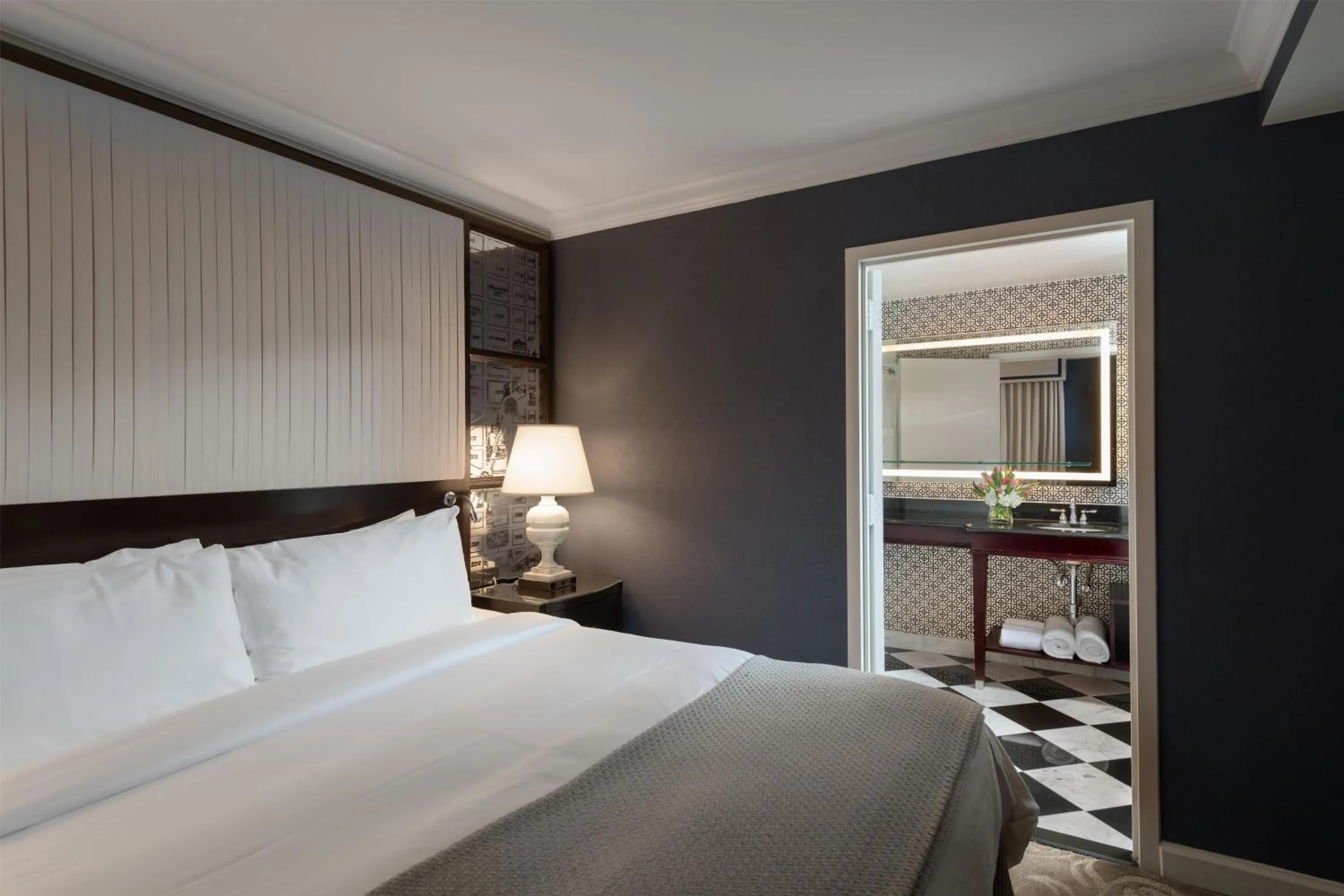 Photo of the whole room, Bed in Hamilton Hotel - Washington DC