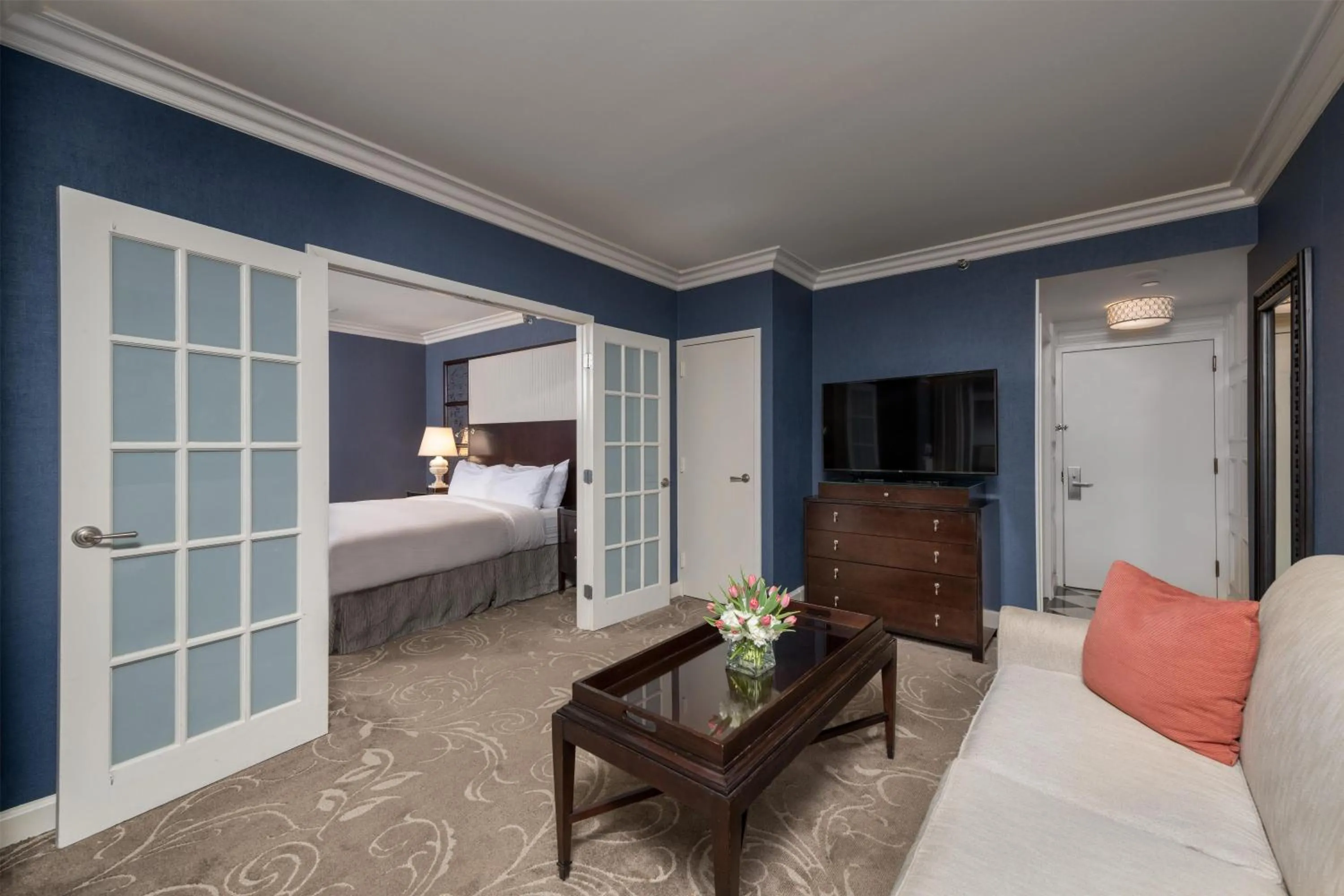 Photo of the whole room, Bed in Hamilton Hotel - Washington DC