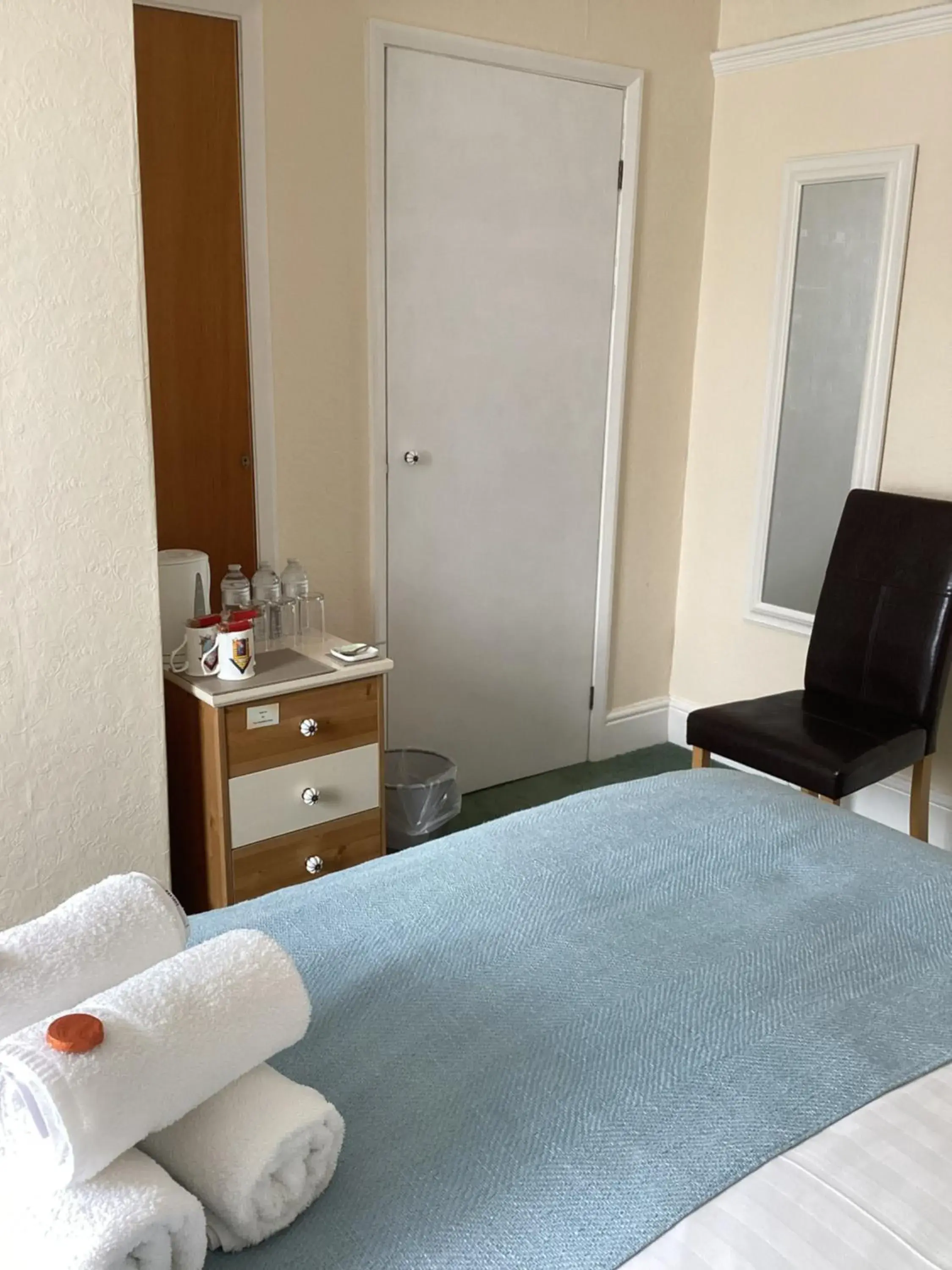 Family Room with Shower in Agar House Family Room with Shower in Agar House