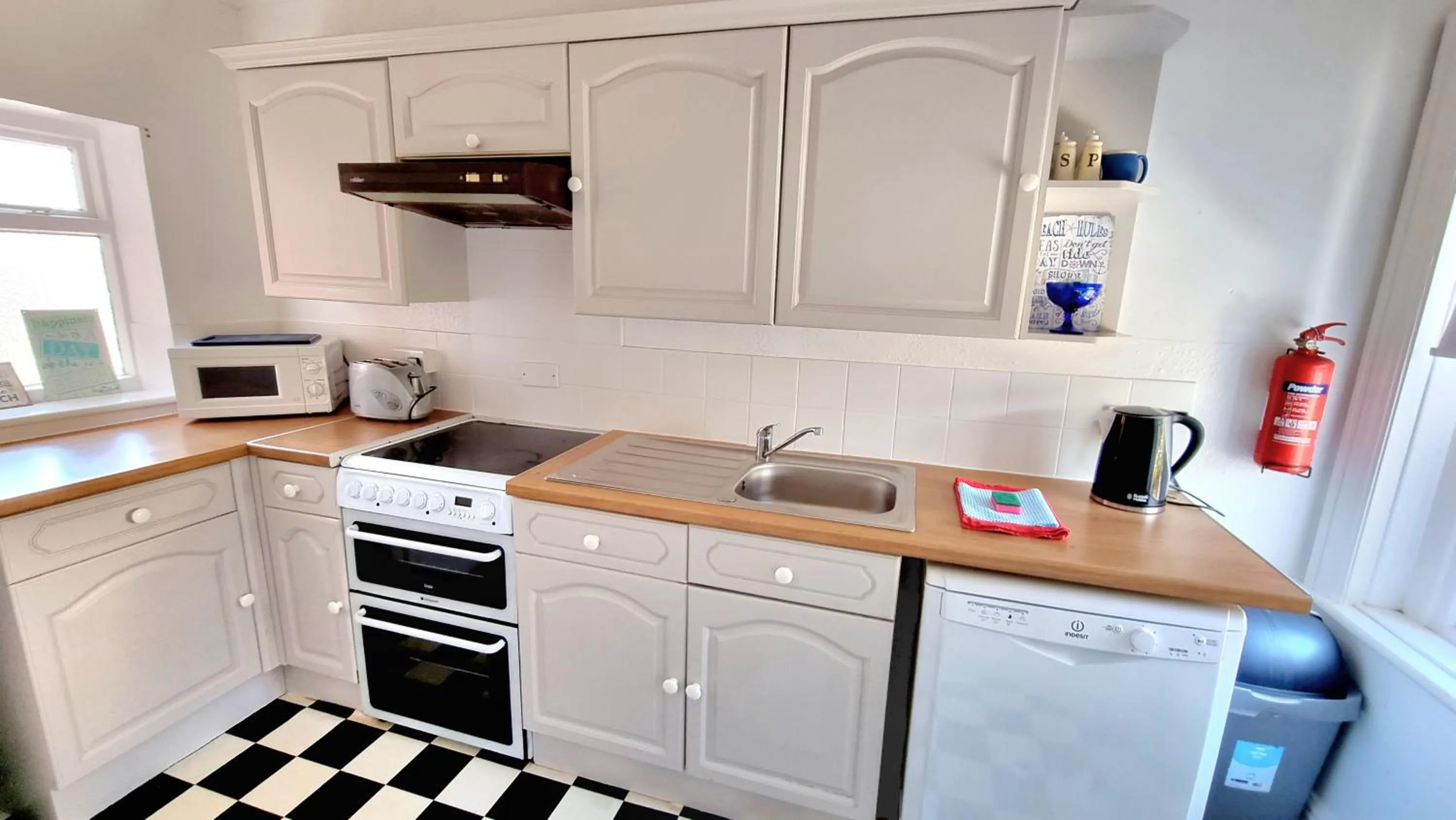 Kitchen or kitchenette in Beachcomber Holiday Apartments