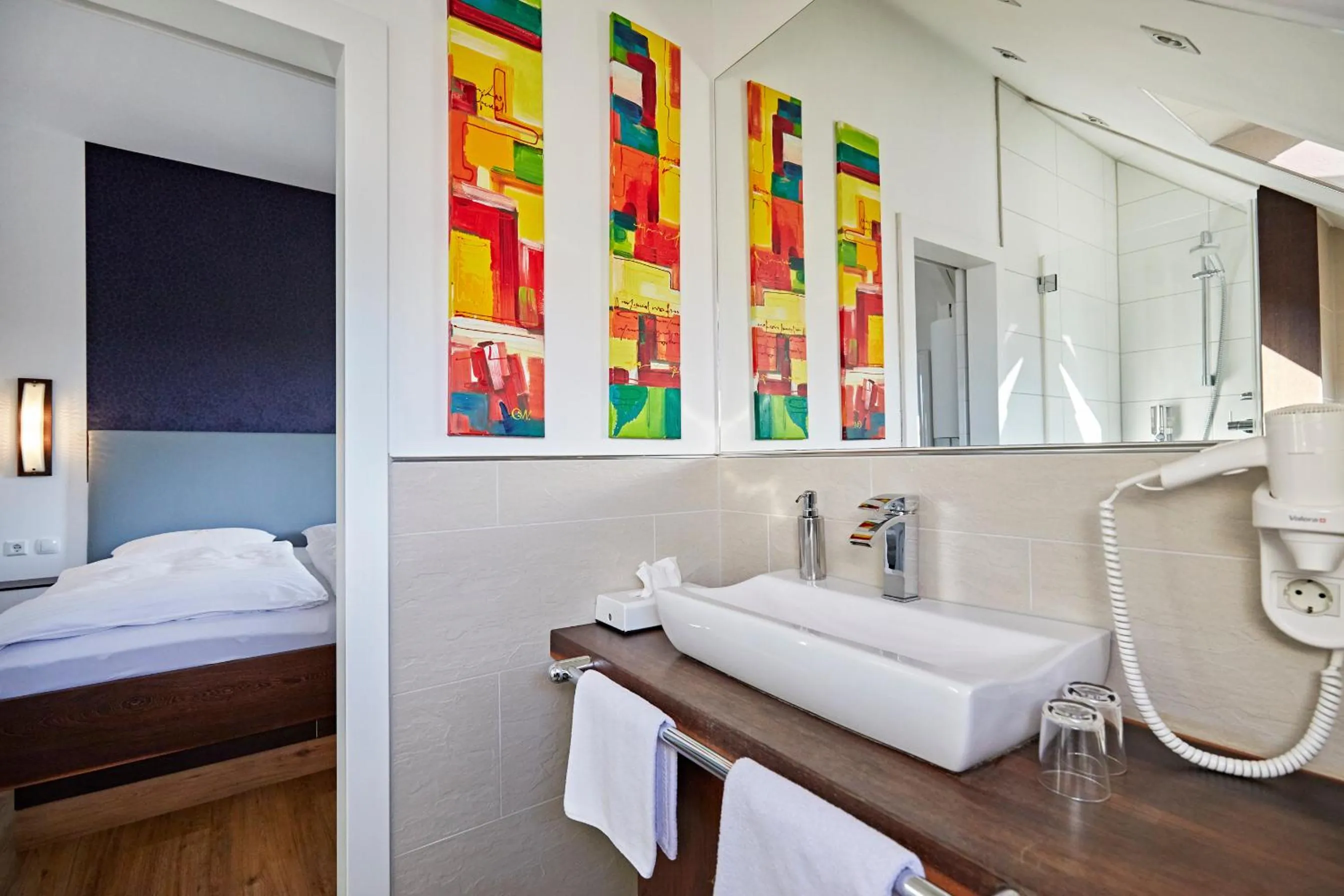 Bathroom, Bed in Hotel Zur Wartburg