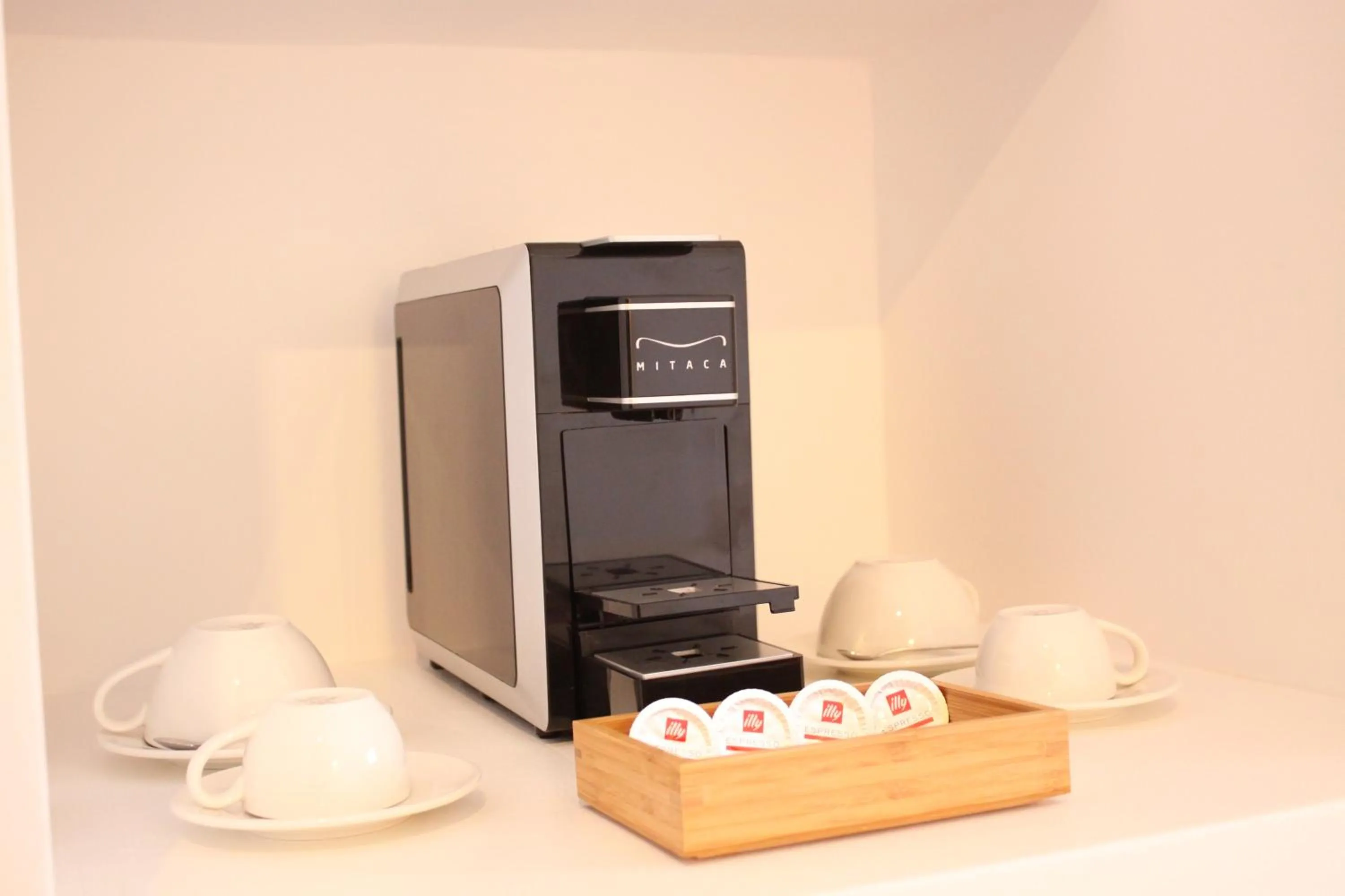 Coffee/tea facilities in Bluetopia Suites