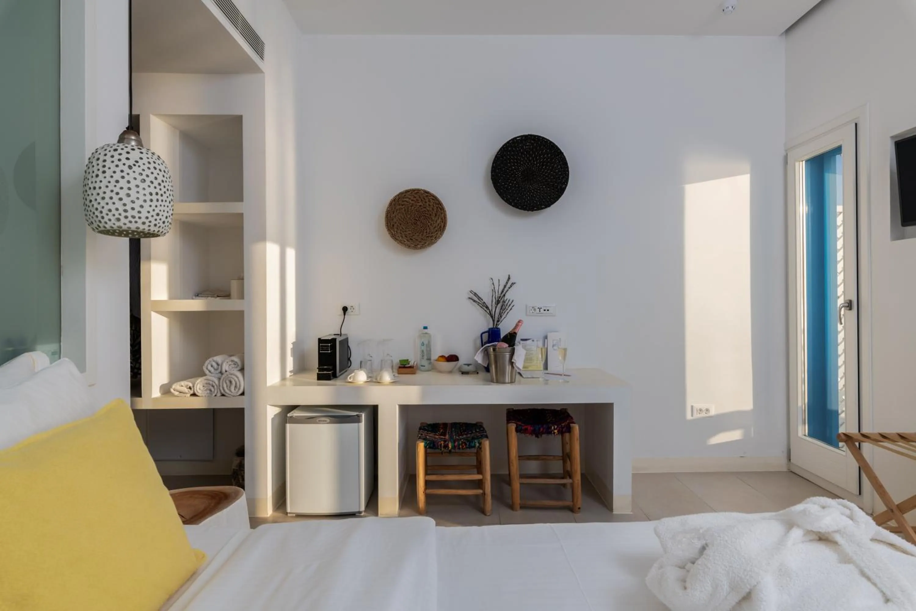 Coffee/tea facilities, Bed in Bluetopia Suites