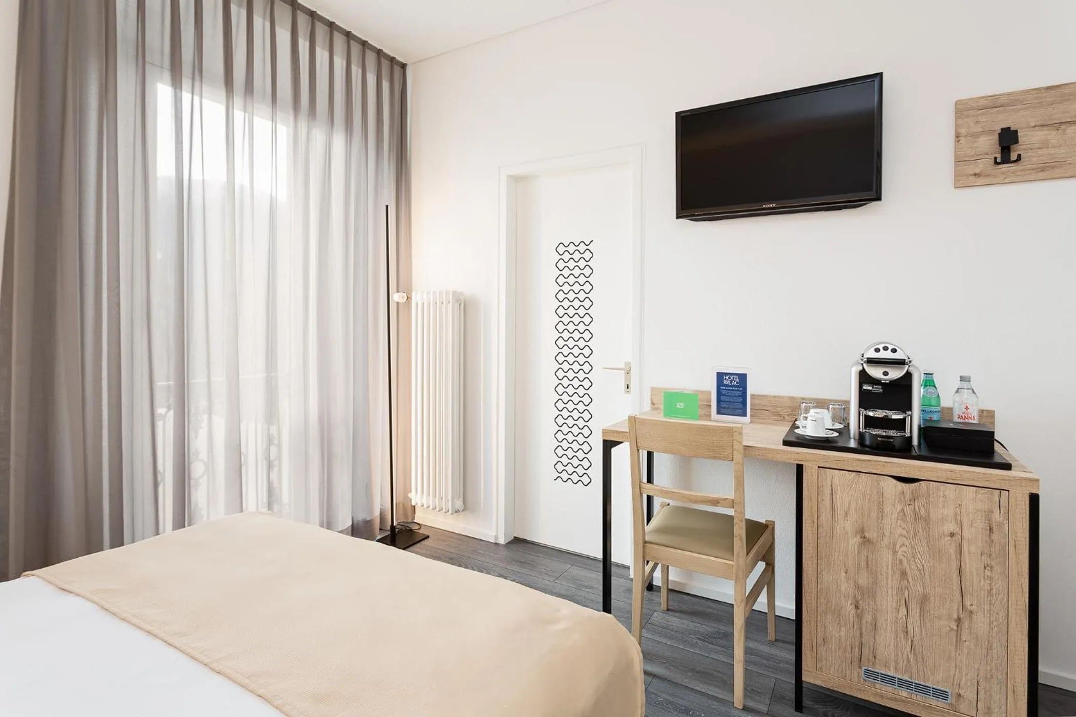 TV and multimedia, Bed in Hotel Du Lac