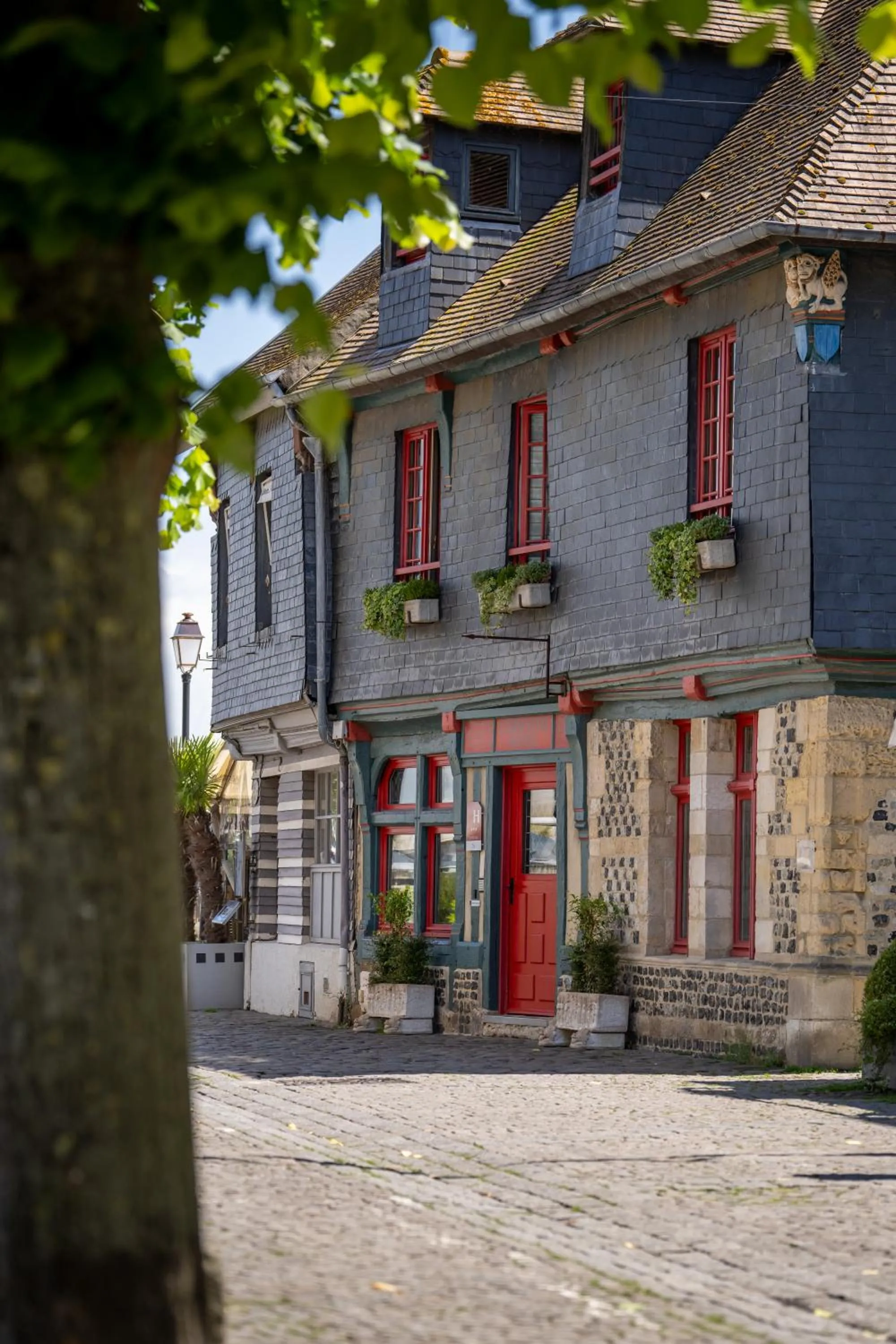Property building in L'Absinthe Hôtel