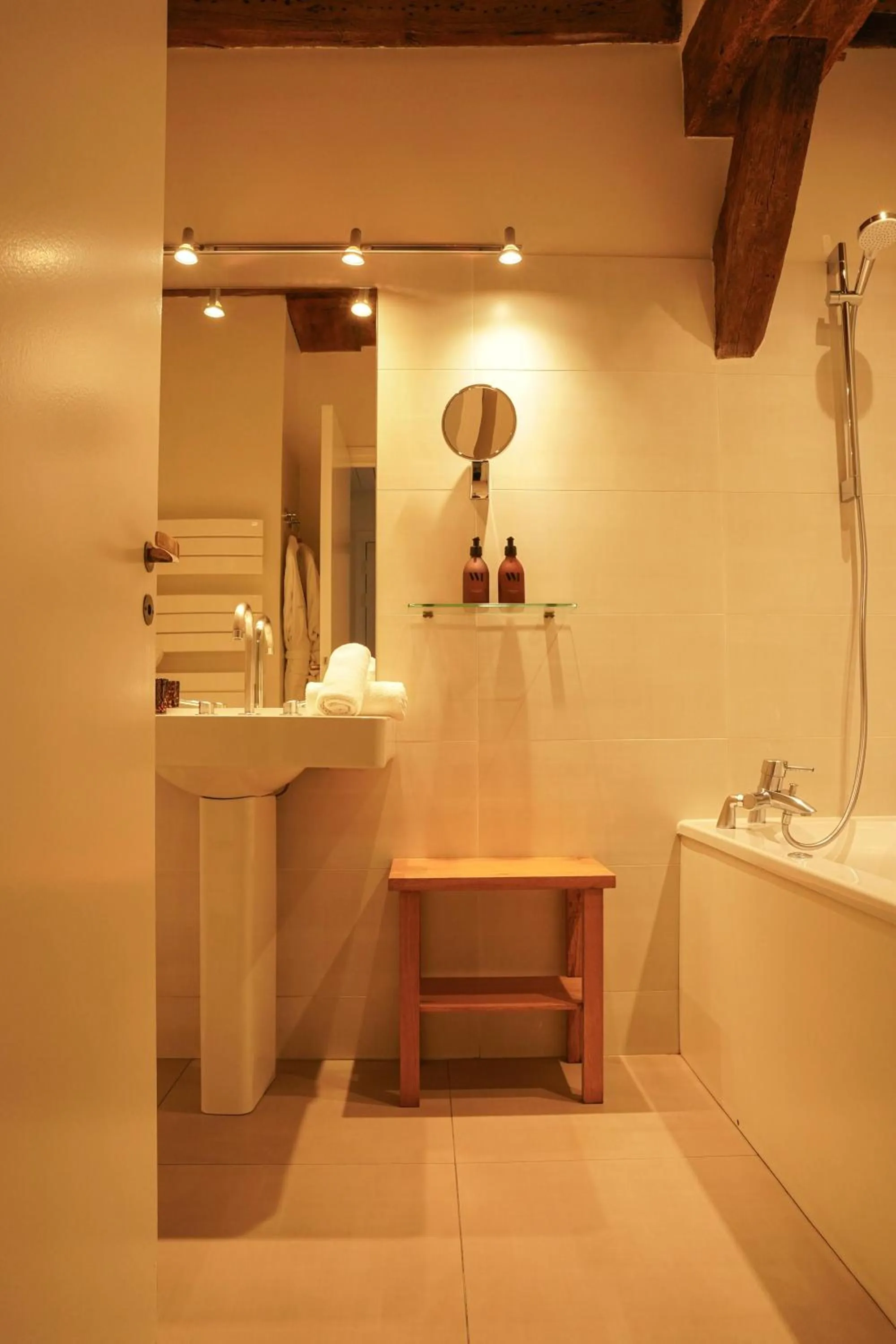 Shower in L'Absinthe Hôtel