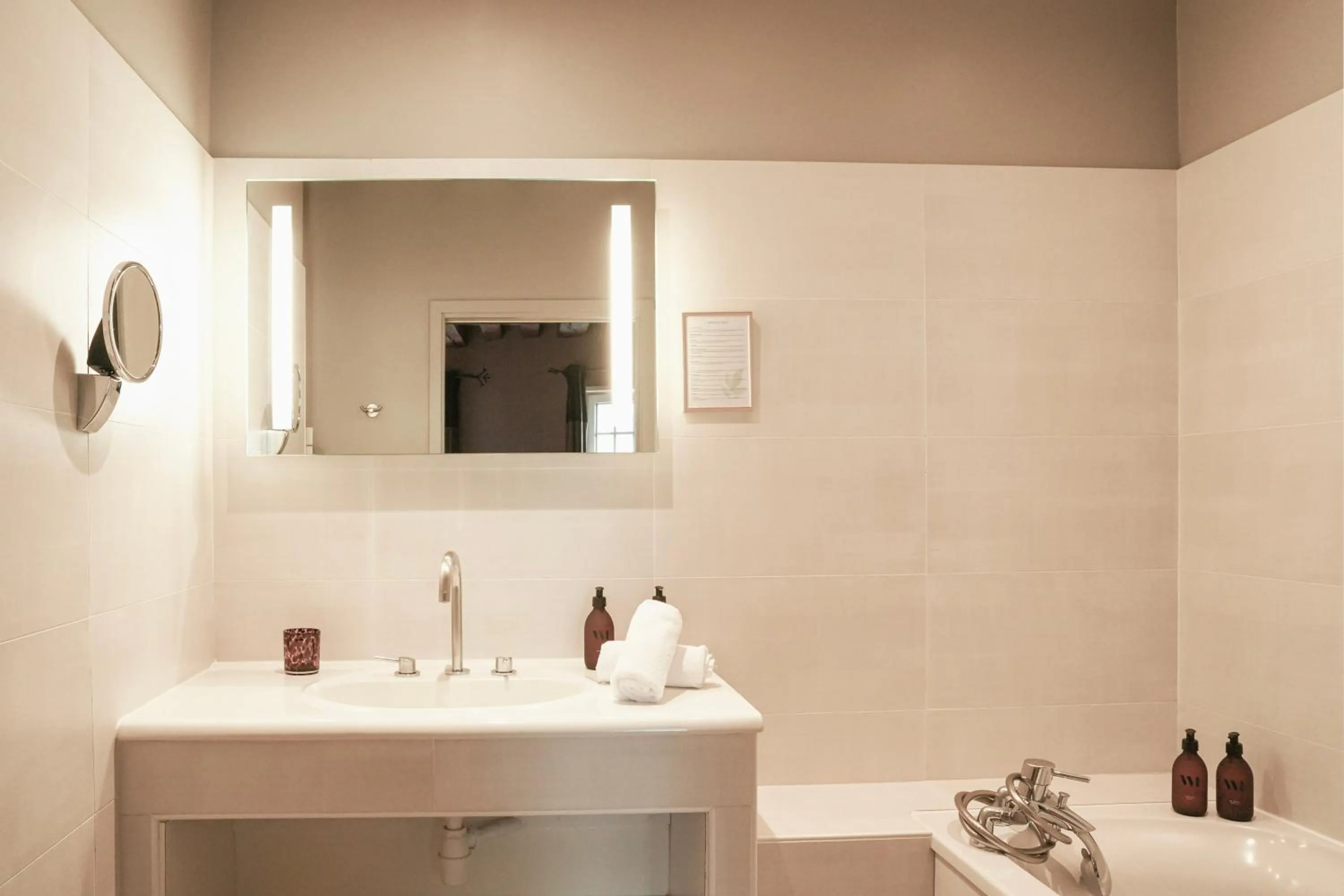 Bathroom in L'Absinthe Hôtel