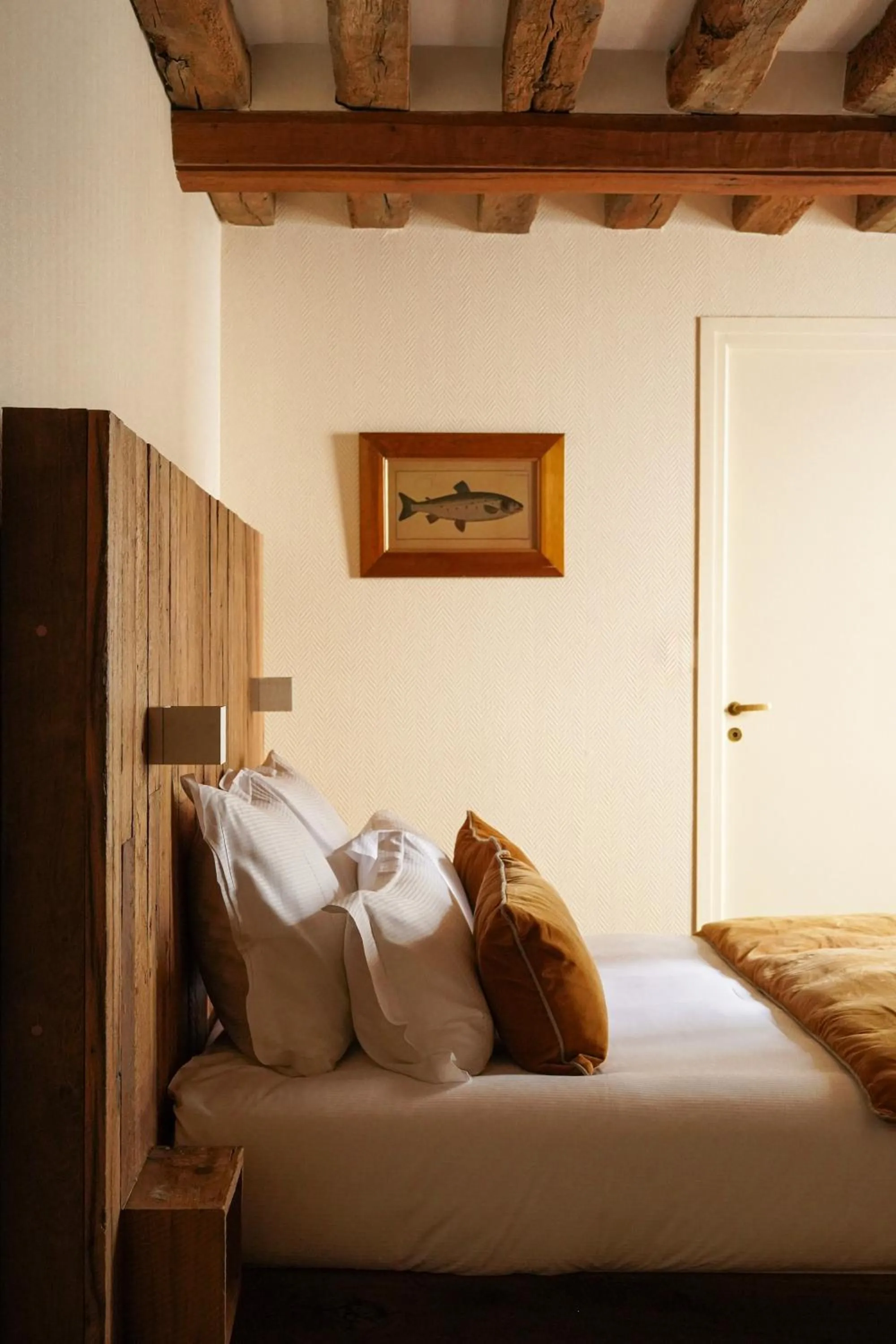 Bed in L'Absinthe Hôtel