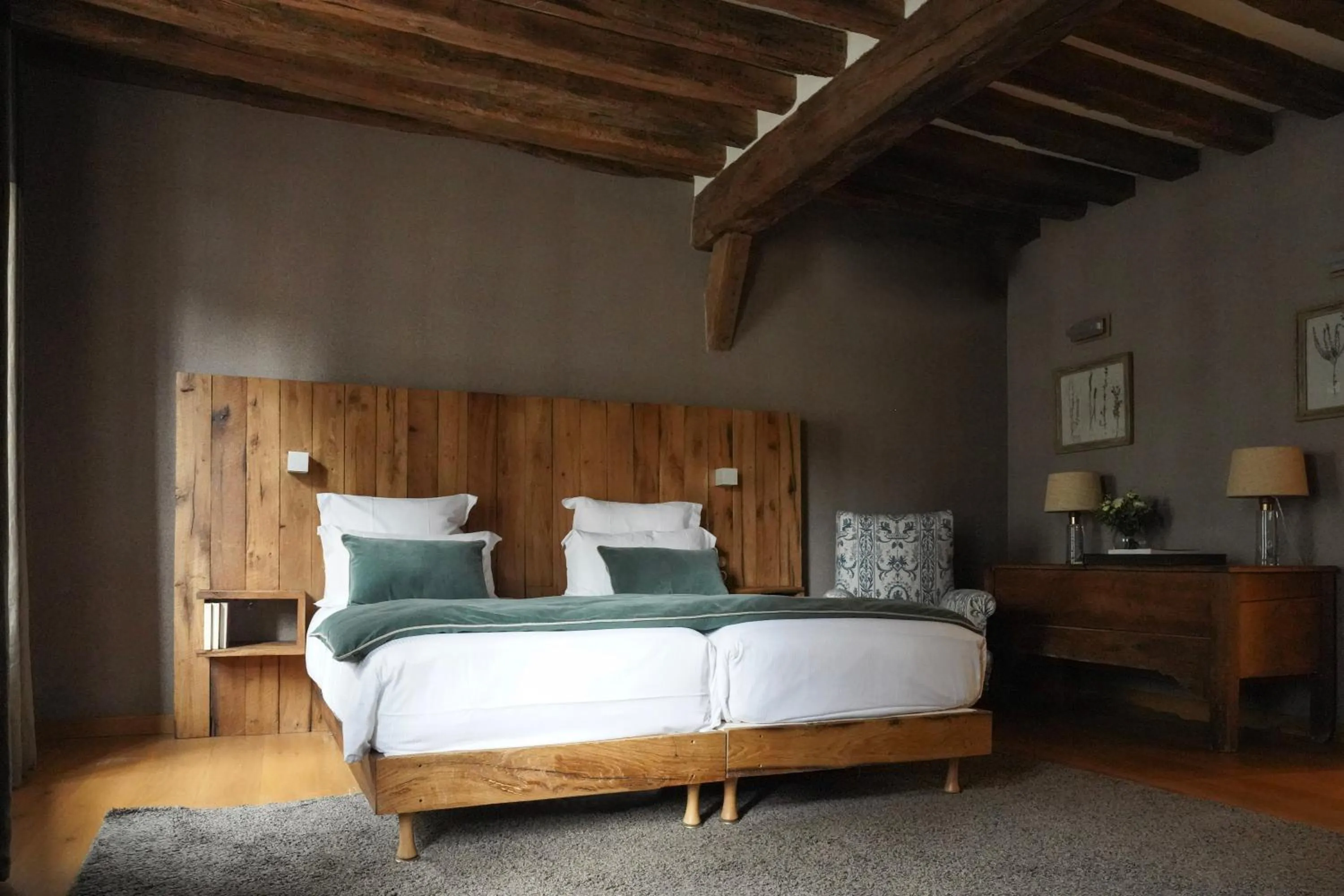 Bed in L'Absinthe Hôtel