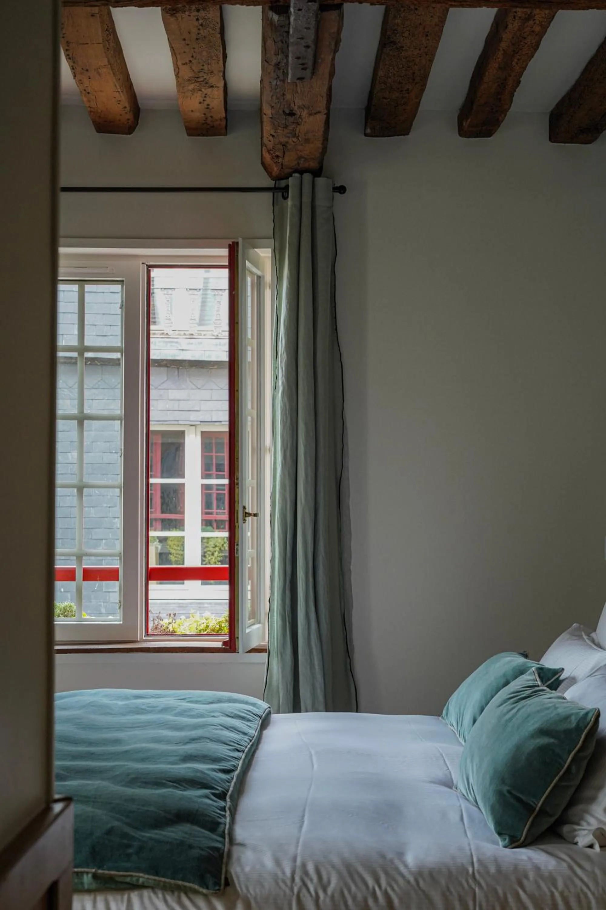 Bed in L'Absinthe Hôtel