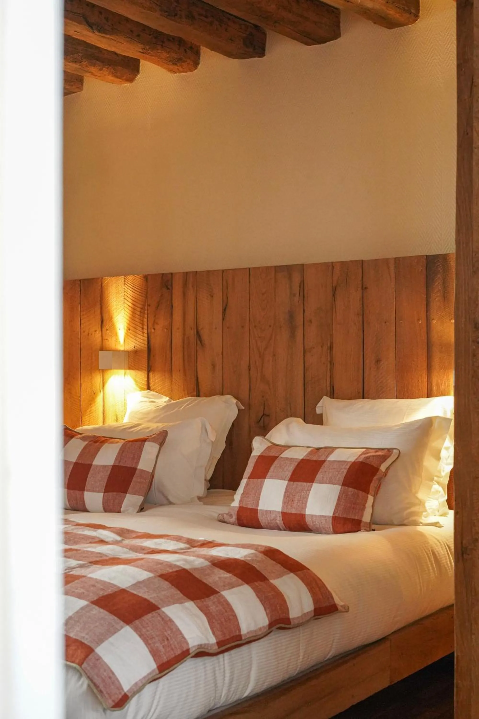 Bed in L'Absinthe Hôtel