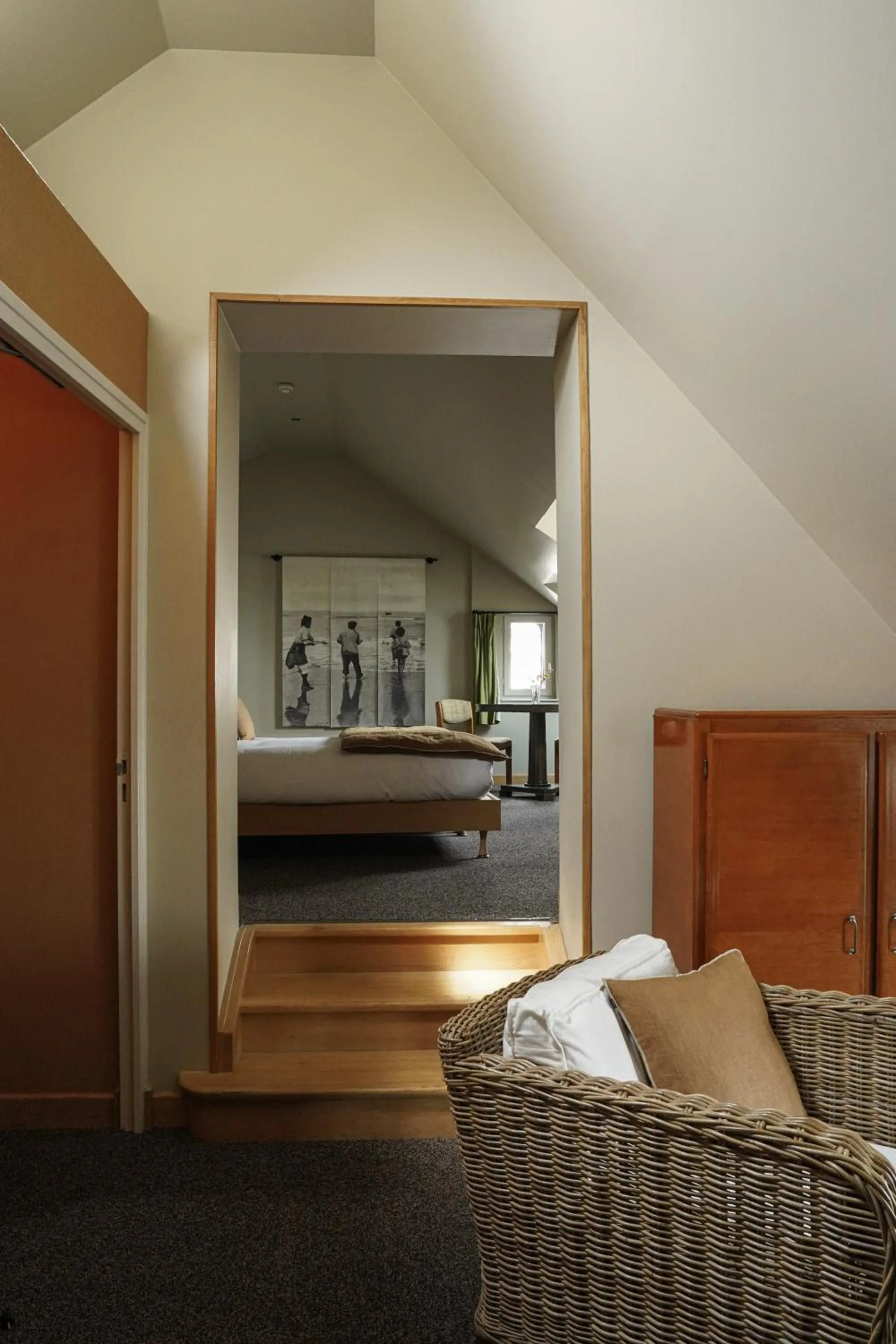 Living room, Bed in L'Absinthe Hôtel