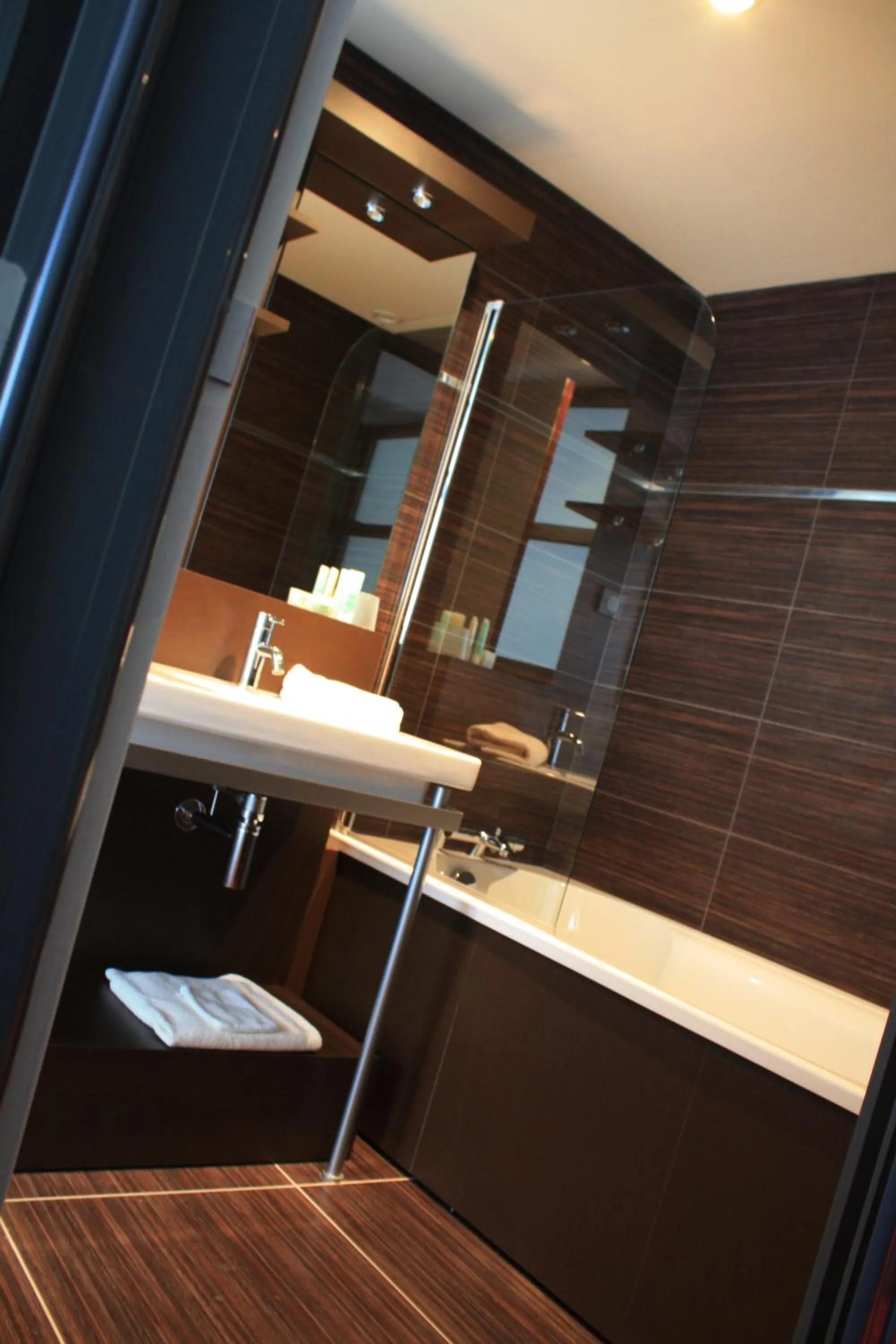 Bathroom in The Originals Boutique, La Maison Rouge, Lens Ouest