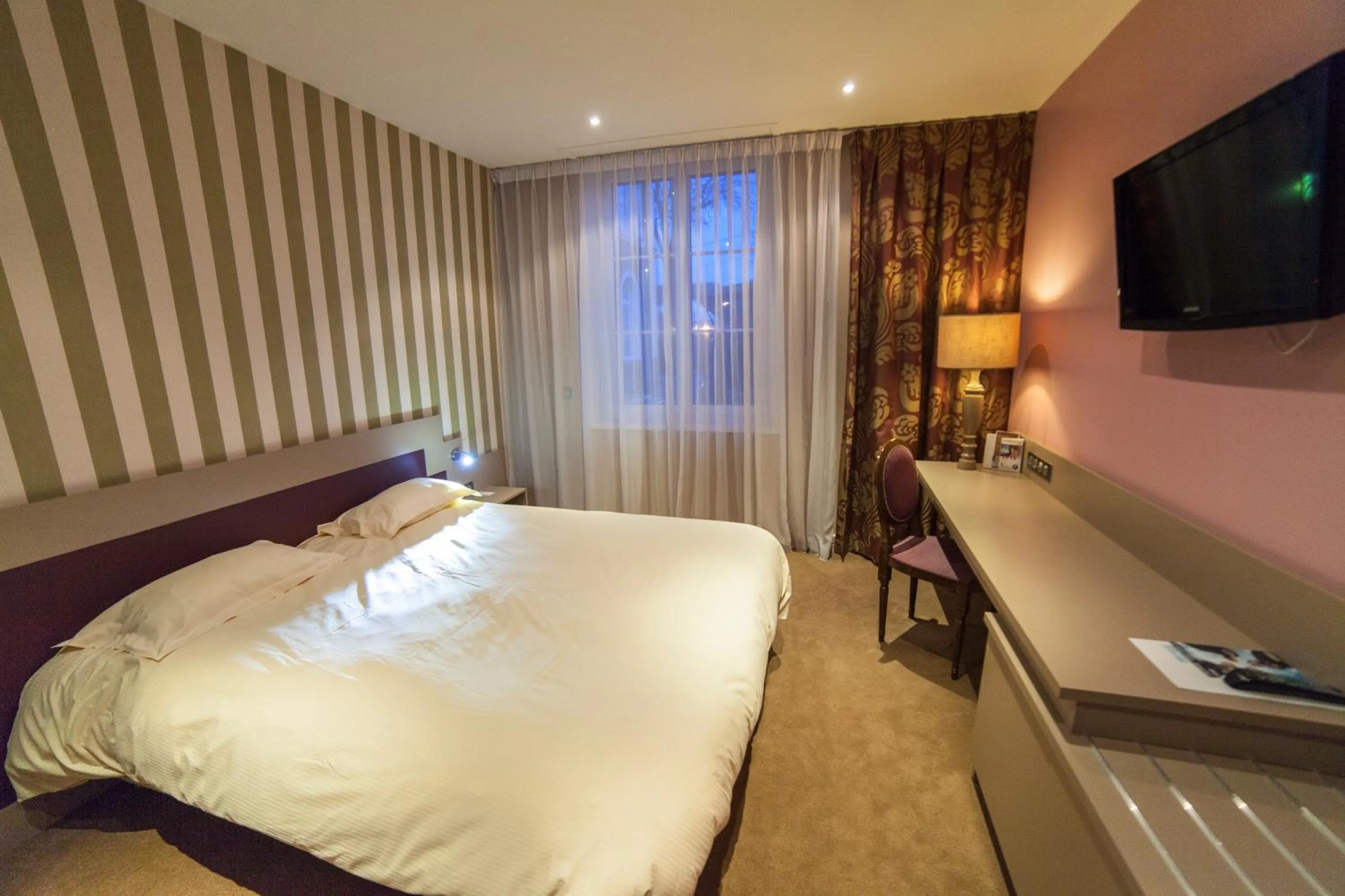 Decorative detail, Bed in The Originals Boutique, La Maison Rouge, Lens Ouest