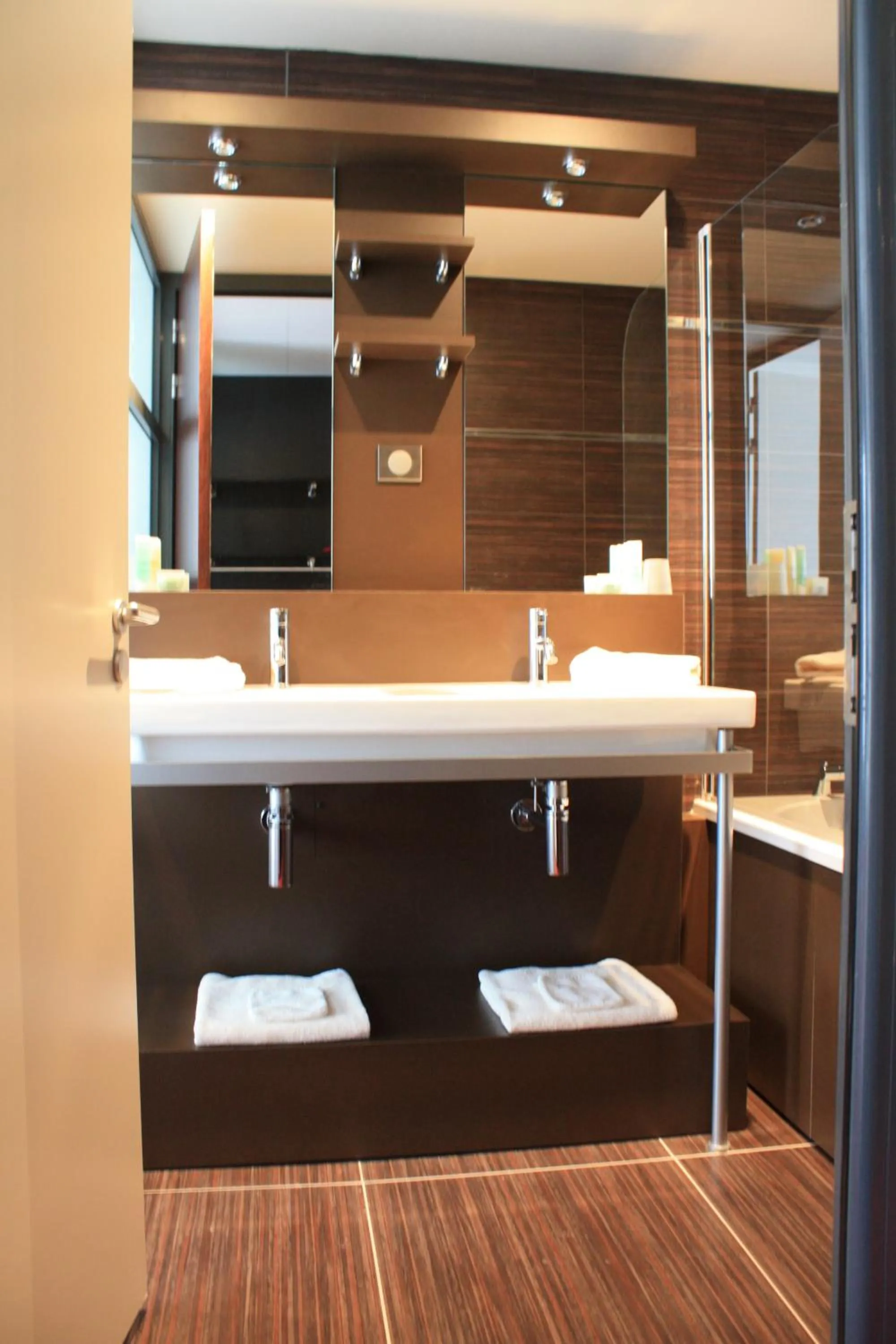 Bathroom in The Originals Boutique, La Maison Rouge, Lens Ouest