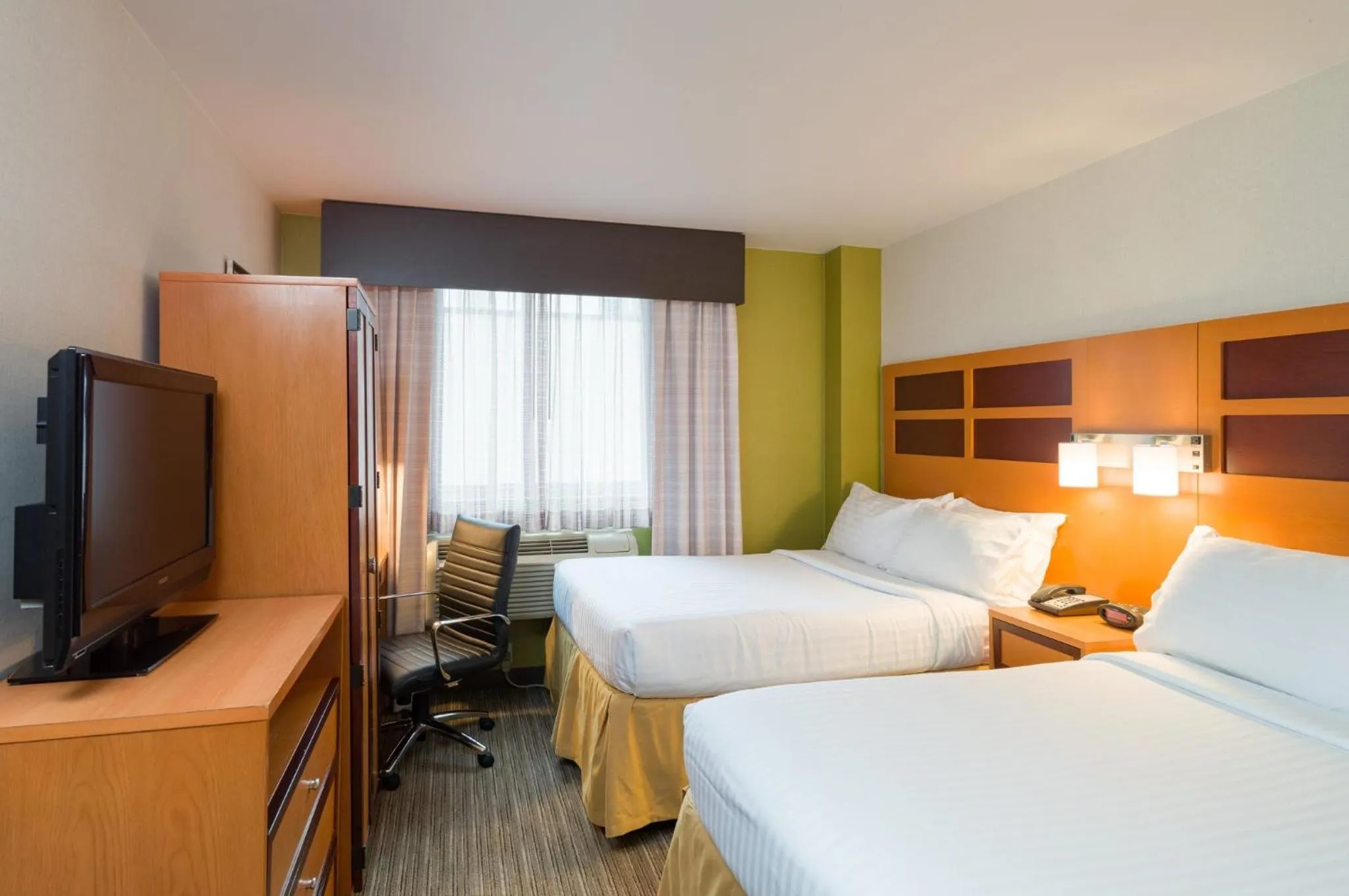 Photo of the whole room, Bed in Holiday Inn Express - Times Square by IHG